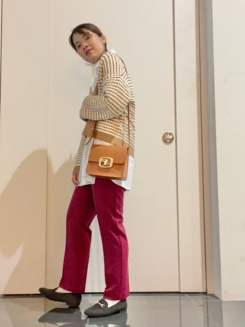 「カーディガン、ツイード、ピンク、カラーパンツ、レイヤードスタイル、大人女子、シャツスタイル、パンツコーデ、秋、オトナカジュアル」｜「ROPE' PICNICの【一部店舗限定34-42サイズ】ラク美/ストレートカラーパンツ（スラックス、ピンク系）」を使った、Yuriさん（レディース・159cm）の秋コーディネートの3枚目の写真