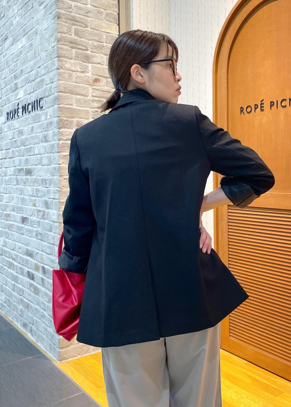 「ジャケットコーデ、ボーダートップス、ワイドパンツ、イージーパンツ、ミュール、ハンドバッグ、洗えるバッグ、カラーバッグ、カットソー、ボーダー、初秋コーデ、秋コーデ、お仕事コーデ、お出かけコーデ、女子会コーデ」|「ROPE' PICNICの細ボーダー天竺トップス/リンクコーデ(Tシャツ/カットソー、ホワイト系)」を使った、Yuriさん(レディース・159cm)の秋コーディネートの7枚目の写真