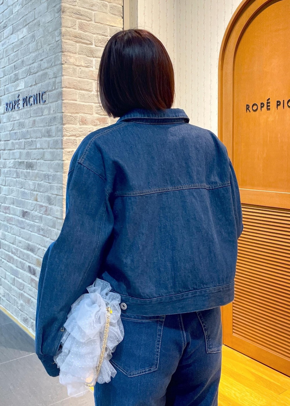 「デニムジャケットコーデ、春アウターコーデ、春アウター、シアー、シアーカットソー、デニムコーデ、フレアデニム、フラットシューズ、フリルバッグ、チュールフリルバッグ、チェーンショルダーバッグ、休日コーデ、休日スタイル、初春コーデ、春コーデ」｜「ROPE' PICNICの新色追加/シアーカットクルーネックプルオーバー（Tシャツ/カットソー、ブルー系）」を使った、Yuriさん（レディース・159cm）の冬コーディネートの7枚目の写真