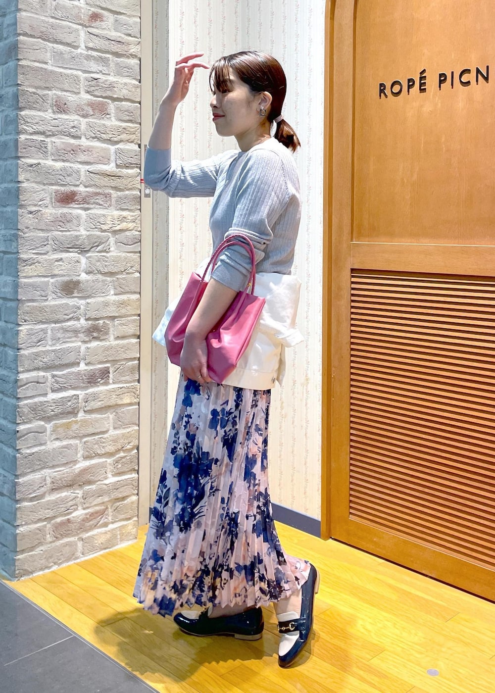 「大人カジュアル、きれいめカジュアル、春コーデ、デート、デートコーデ、お出かけ、お出かけコーデ、休日スタイル、ラメニット、ニット、デニム、デニムコーデ、デニムジャケット、ホワイトデニム、花柄」｜「ROPE' PICNICの花柄ジャガードプリーツスカート（スカート、ピンク系）」を使った、Yuriさん（レディース・159cm）の冬コーディネートの5枚目の写真