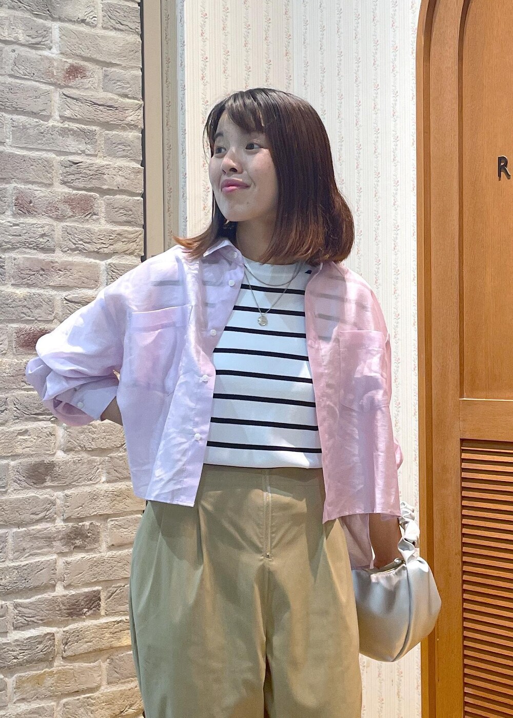「シアー、シアーシャツ、サマーニット、接触冷感、テーパードパンツ、ハイウエスト、ピンク、シャツ、プルオーバー、クルーネック、ボーダー、センタープレス、フラット、ペタンコ、夏コーデ」|「ROPE' PICNICのスキニーストラップフラットサンダル(サンダル、ブラック系)」を使った、Yuriさん(レディース・159cm)の夏コーディネートの4枚目の写真