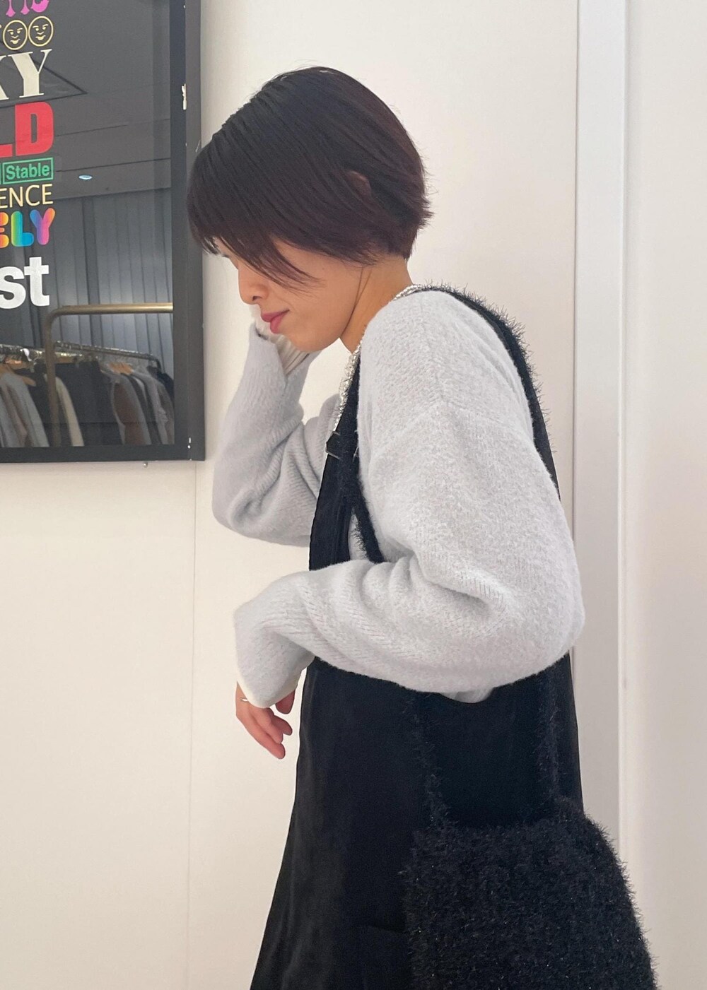 「ニットコーデ、もちふわニット、Vネックニット、サックスブルー、カラーニット、カラーニットコーデ、シアーカットソー、シアー、ジャンスカ、ジャンスカコーデ、コーデュロイジャンスカ、コーデュロイ、パール、パールネックレス、ニットバッグ」｜「ROPE' PICNICのシアーカットクルーネックプルオーバー（Tシャツ/カットソー、ホワイト系）」を使った、Yuriさん（レディース・159cm）の秋コーディネートの6枚目の写真