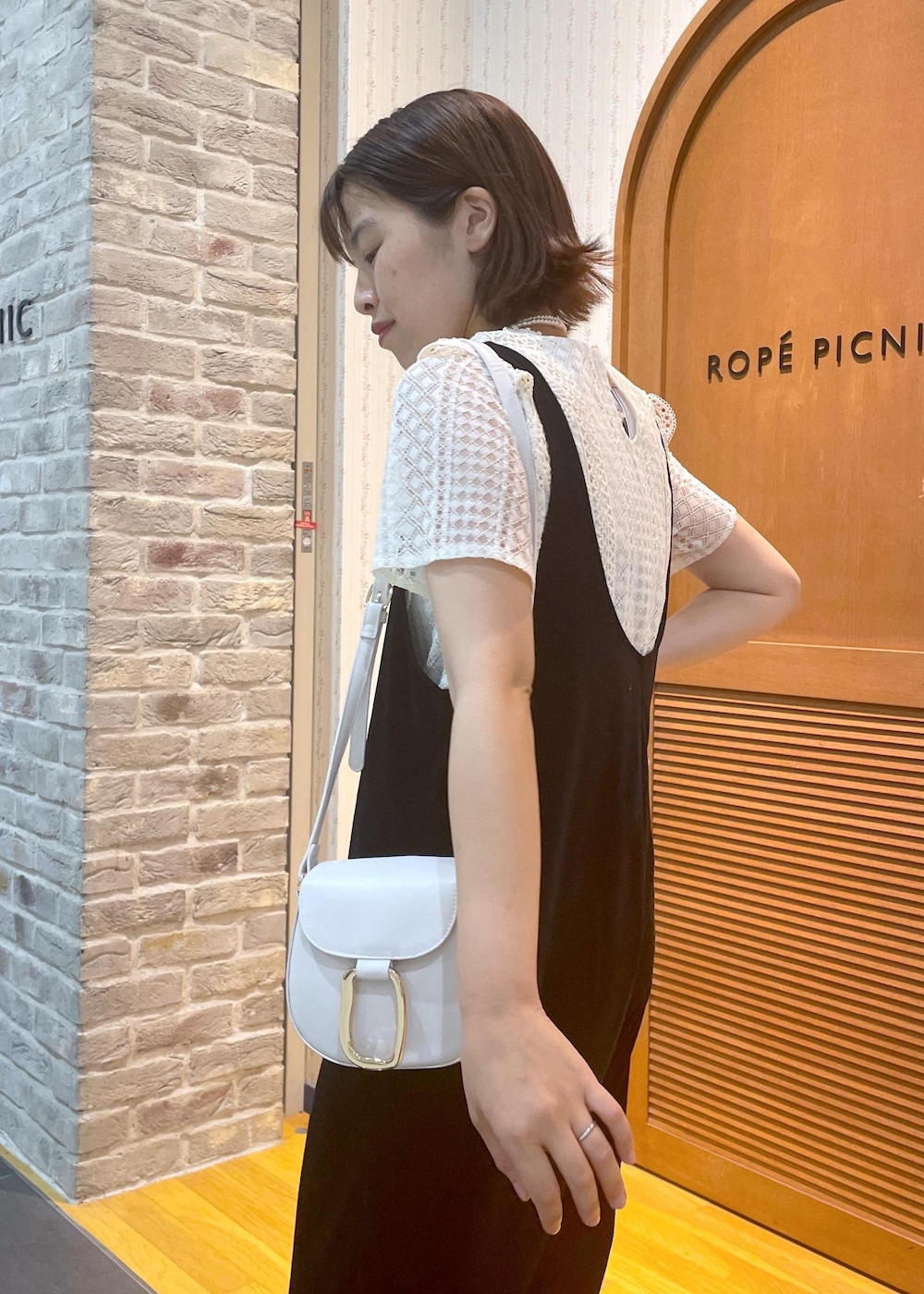 「お呼ばれコーデ、ベロアオールインワン、ベロア、レースブラウス、グリッターカラー、ミュール、ミニバッグ、パールネックレス、レース、オールインワン、夏コーデ、初秋コーデ、デートコーデ、お出かけコーデ、女子会コーデ」｜「ROPE' PICNICのショート丈レースブラウス（シャツ/ブラウス、ホワイト系）」を使った、Yuriさん（レディース・159cm）の夏コーディネートの7枚目の写真