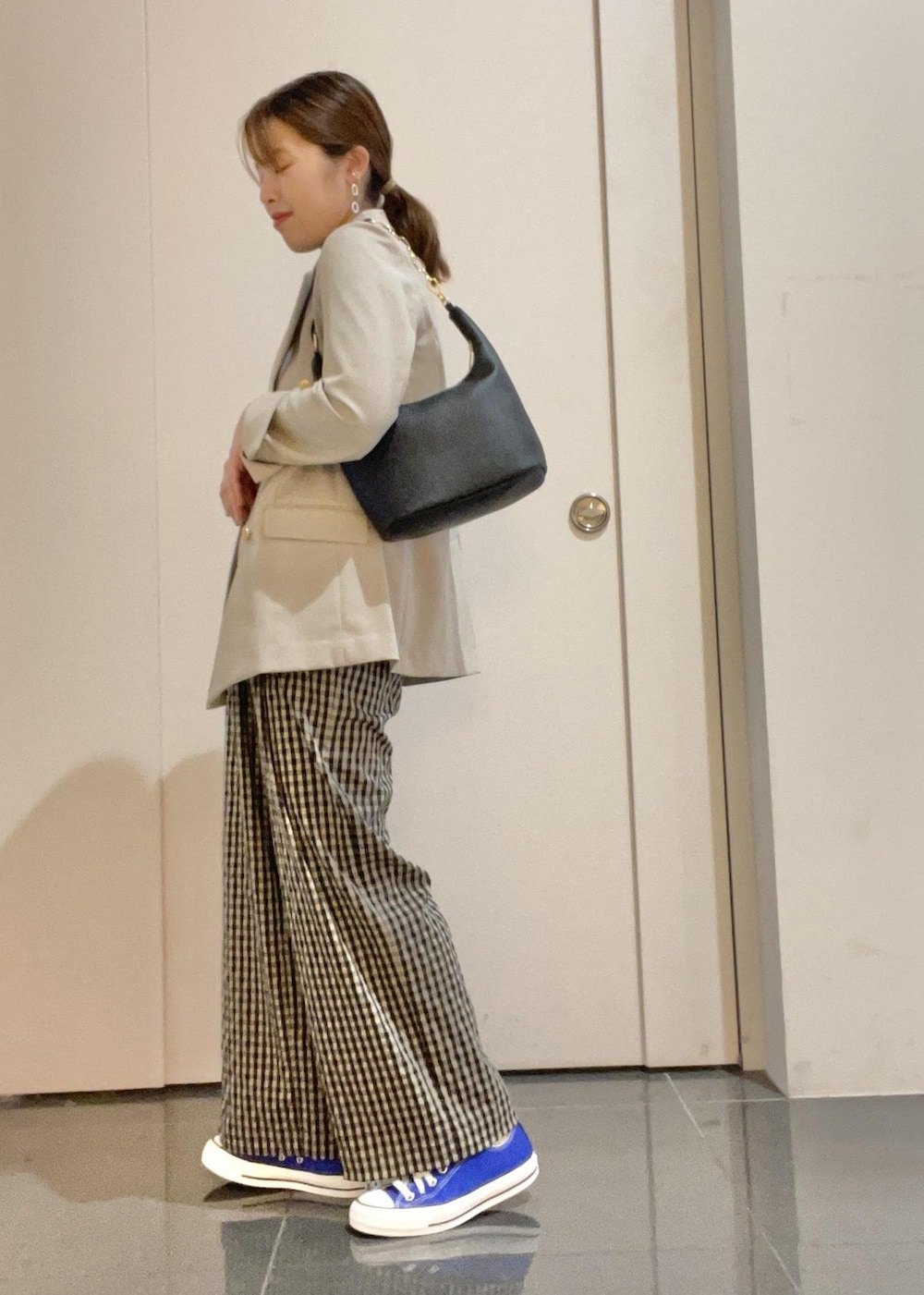 「大人カジュアル、ジャケットコーデ、リラックスカジュアル、お出掛けコーデ、お出掛け、お買い物、お買い物コーデ、カラーニット、ブルー、パンツコーデ、チェックパンツ、トラッド、トラッドスタイル、骨格ナチュラル、イエベスプリング」｜「ROPE' PICNICの2WAY/ラウンドシェイプワンショルダーチェーンバッグ（ショルダーバッグ、ブラック系）」を使った、Yuriさん（レディース・159cm）の春コーディネートの2枚目の写真