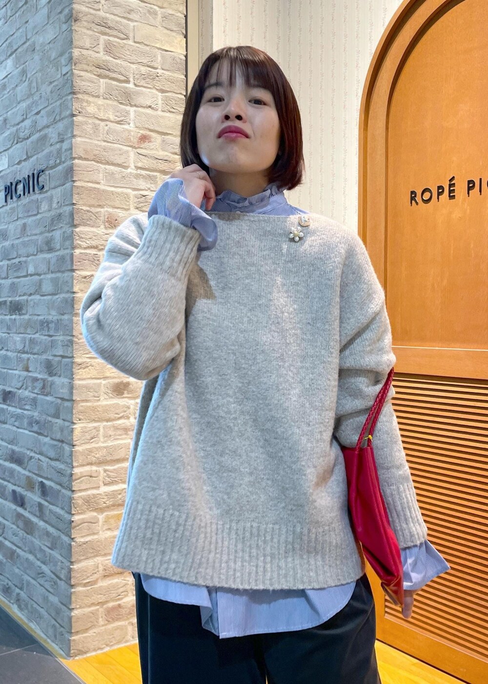 「ニットコーデ、もちふわニット、ボートネックニット、機能性ニット、シャツコーデ、フリルシャツ、ストライプシャツ、ストライプ、ワイドパンツ、イージーワイドパンツ、コーデュロイパンツ、フラットシューズ、ペタンコシューズ、グリッターシューズ、グリッター」|「ROPE' PICNICの【新色追加】洗えるメッシュハンドルミドルトートバッグ(トートバッグ、レッド系)」を使った、Yuriさん(レディース・159cm)の冬コーディネートの6枚目の写真