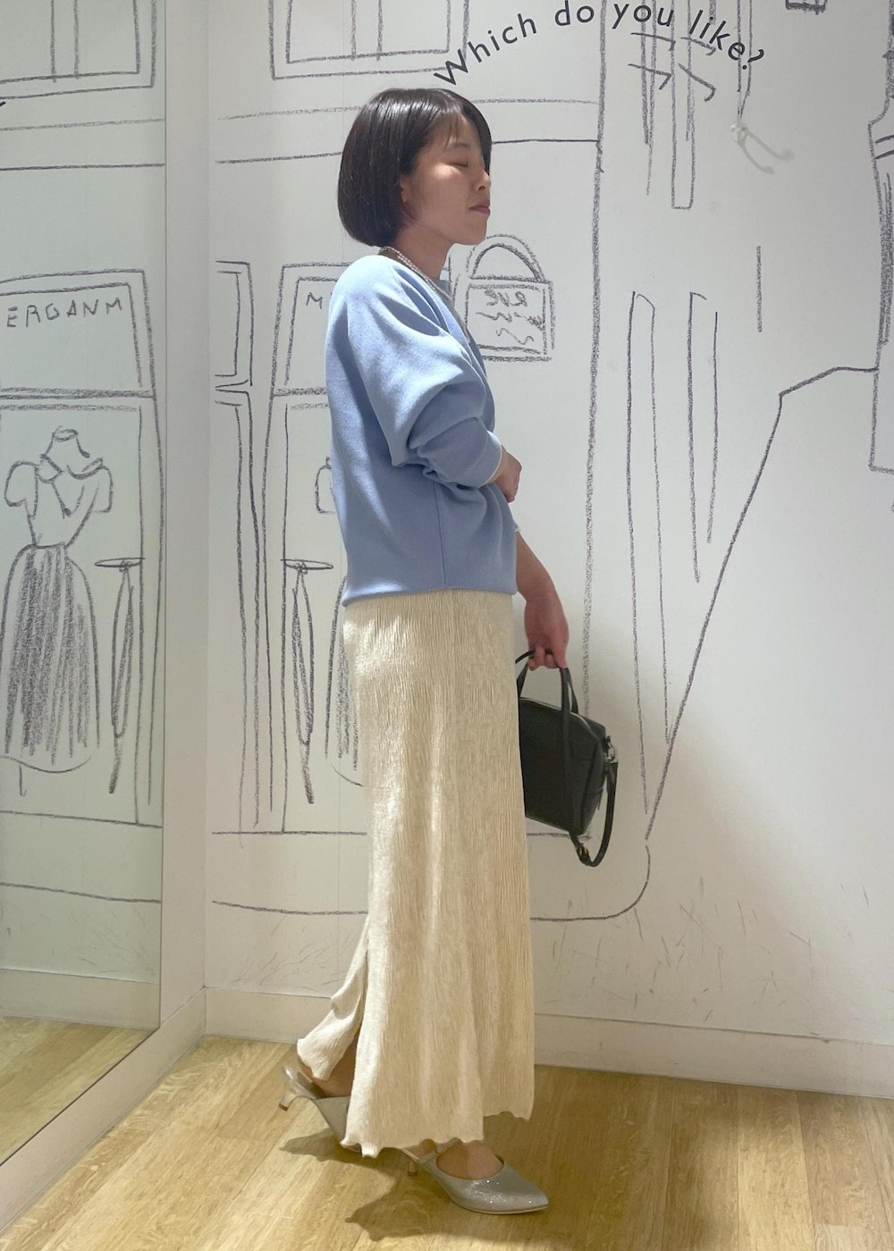「ニットコーデ、春カラーニット、ドルマンニット、ブルーニット、ベロアスカート、アイラインスカート、ロングスカート、ミュール、グリッターミュール、グリッターカラー、ハンドバッグ、パールネックレス、きれいめカジュアル、きれいめカジュアルコーデ、春コーデ」｜「ROPE' PICNICのグリッター&グロススムースミュール（パンプス、シルバー系）」を使った、Yuriさん（レディース・159cm）の冬コーディネートの4枚目の写真