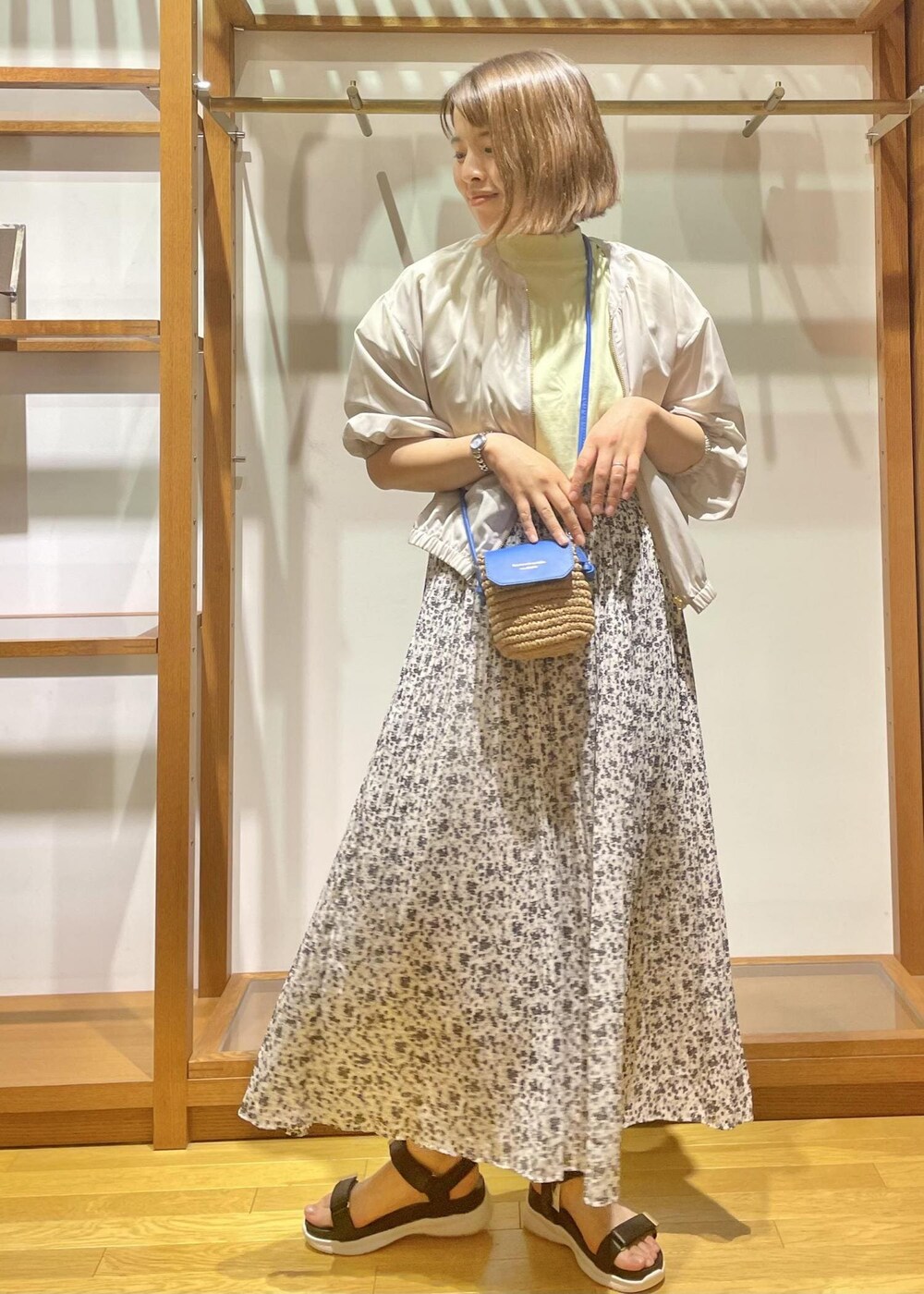 「夏コーデ、夏服コーデ、夏服、tシャツ、tシャツコーデ、カラーtシャツ、イエロー、お出かけ、旅行、旅行コーデ、お出かけコーデ、ロングスカート、小花柄、小花柄スカート、大人カジュアル」｜「ROPE' PICNICのUVケア・手洗いOK/ライトブルゾン（ブルゾン、ベージュ系）」を使った、Yuriさん（レディース・159cm）の夏コーディネートの5枚目の写真