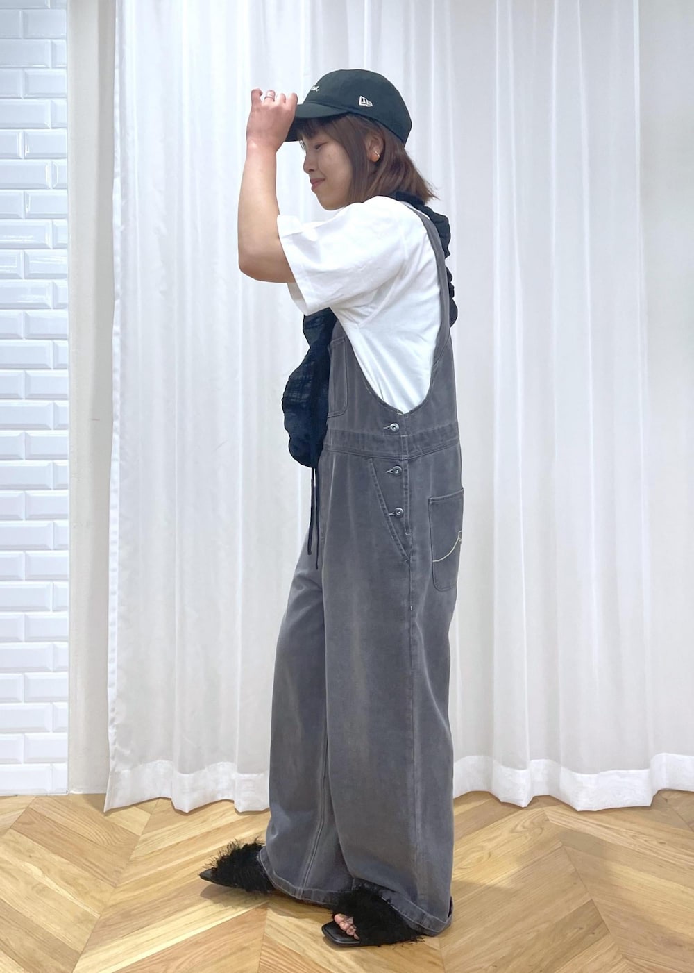 「デニムコーデ、休日コーデ、休日スタイル、Tシャツ、ロゴ、半袖、プリント、デニム、オールインワン、ロールアップ、サロペット、オーバーオール、夏コーデ、初秋コーデ、お出かけコーデ」｜「ROPE' PICNICのフリンジファーフラットサンダル（サンダル、ブラック系）」を使った、Yuriさん（レディース・159cm）の夏コーディネートの2枚目の写真