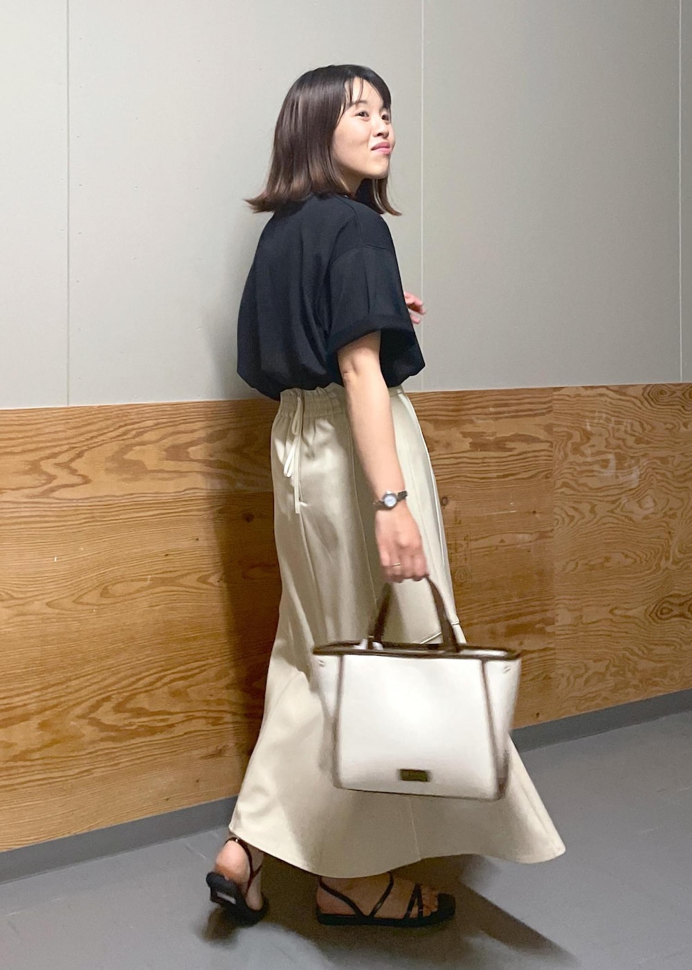 「Tシャツ、ロゴ、半袖、クルーネック、グラフィック、英字、ロング、フレア、フレアスカート、フラット、ローヒール、ペタンコ、夏コーデ、初秋コーデ、デートコーデ」｜「ROPE' PICNICのキャンバスコンビミドルトート＆ショルダーバッグ（トートバッグ、ホワイト系）」を使った、Yuriさん（レディース・159cm）の夏コーディネートの4枚目の写真