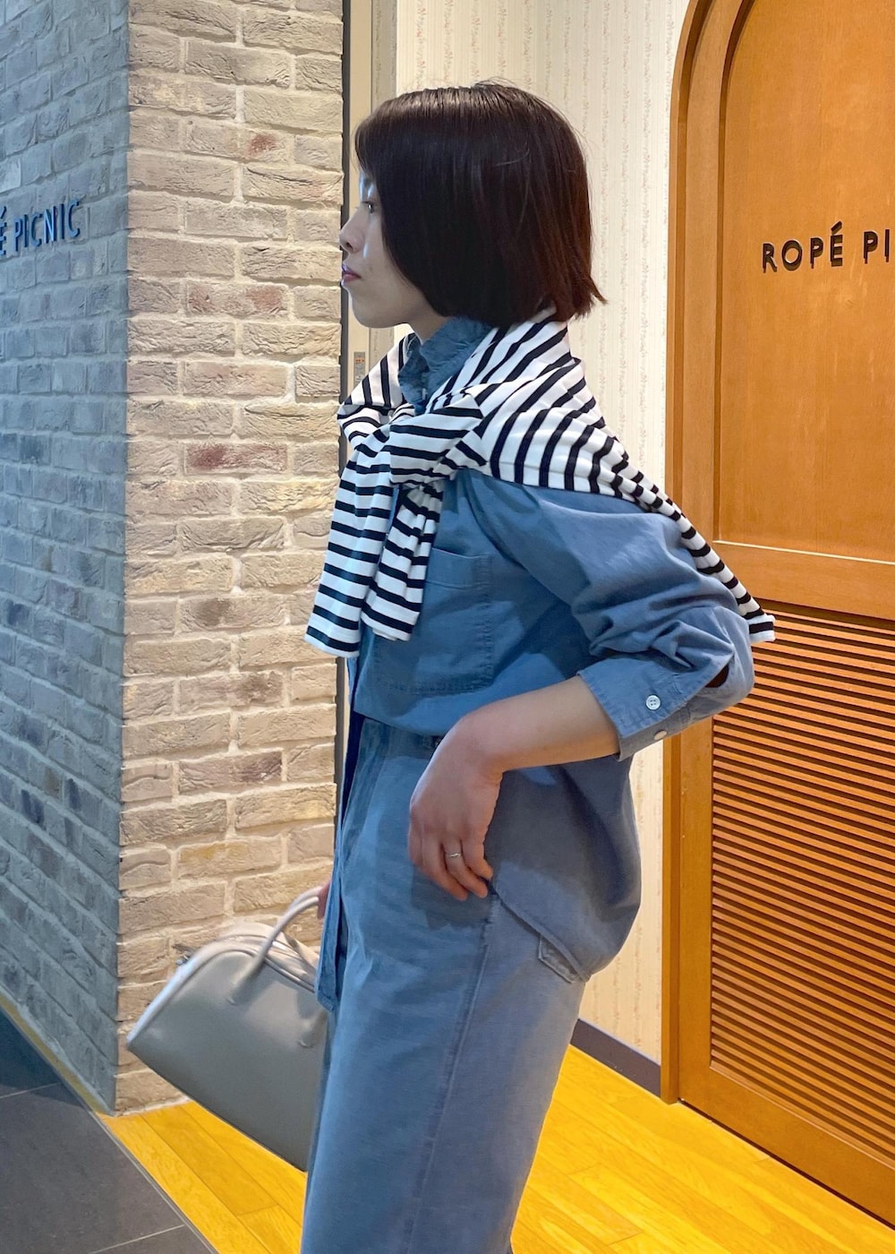 「シャツコーデ、デニムシャツコーデ、デニムシャツ、フリルカラーシャツ、フリルカラー、デニムコーデ、ワイドデニム、フラットシューズ、ハンドバッグ、パール、パールネックレス、きれいめカジュアル、きれいめカジュアルコーデ、休日コーデ、休日スタイル」｜「ROPE' PICNICの刺繍入りボーダーカットトップス（Tシャツ/カットソー、ブルー系）」を使った、Yuriさん（レディース・159cm）の冬コーディネートの7枚目の写真