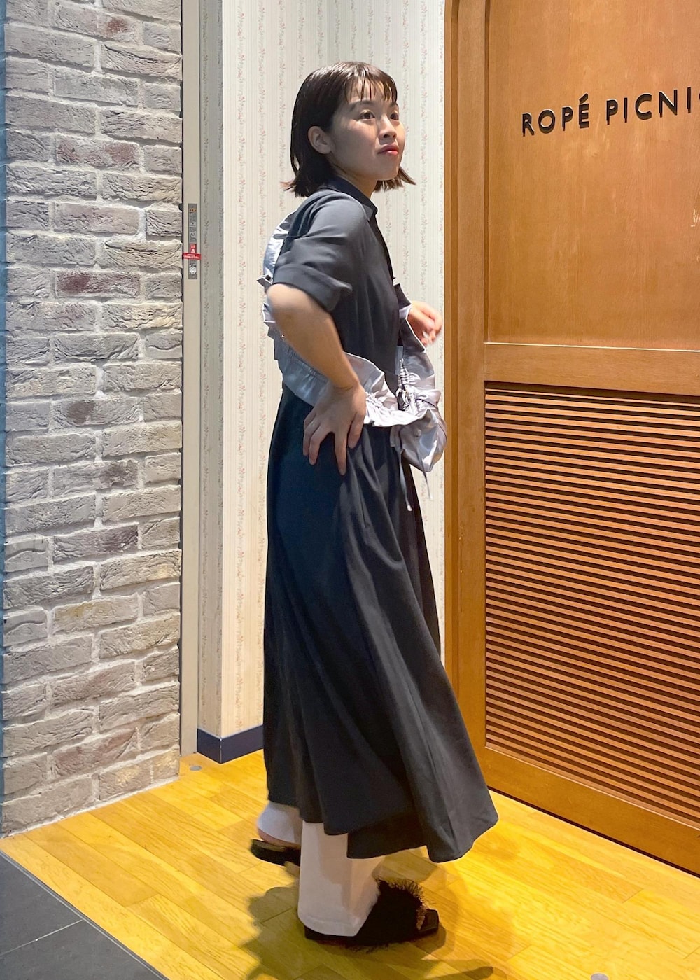 「休日スタイル、休日コーデ、デニムコーデ、カラーデニム、フレアデニム、ワンピースコーデ、夏コーデ、初秋コーデ、お出かけコーデ、旅行コーデ、推し活コーデ、大人カジュアル、レイヤード、体型カバー、カジュアルコーデ」｜「ROPE' PICNICのシャーリングフリルショルダーバッグ（ショルダーバッグ、グレー系）」を使った、Yuriさん（レディース・159cm）の夏コーディネートの3枚目の写真
