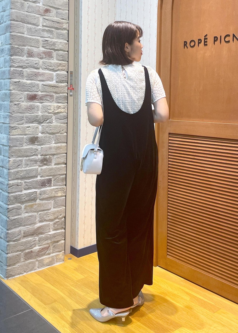 「お呼ばれコーデ、ベロアオールインワン、ベロア、レースブラウス、グリッターカラー、ミュール、ミニバッグ、パールネックレス、レース、オールインワン、夏コーデ、初秋コーデ、デートコーデ、お出かけコーデ、女子会コーデ」｜「ROPE' PICNICのショート丈レースブラウス（シャツ/ブラウス、ホワイト系）」を使った、Yuriさん（レディース・159cm）の夏コーディネートの3枚目の写真