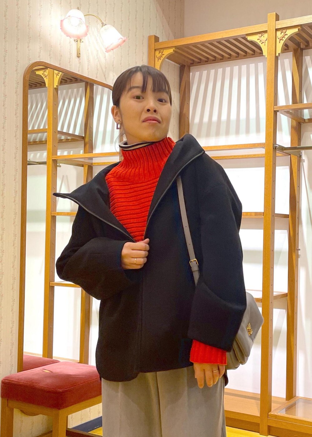 「大人カジュアル、冬コーデ、リラックスコーデ、休日スタイル、お出かけ、お出かけコーデ、帰省、帰省コーデ、旅行、ニット、ニットコーデ、カラーニット、タートルネック、ボーダー、レイヤード」|「ROPE' PICNICのパチパチしにくい・洗濯機OK/スタイルアップが叶うクロップドリブ切り替えニット(ニット/セーター、レッド系)」を使った、Yuriさん(レディース・159cm)の冬コーディネートの5枚目の写真