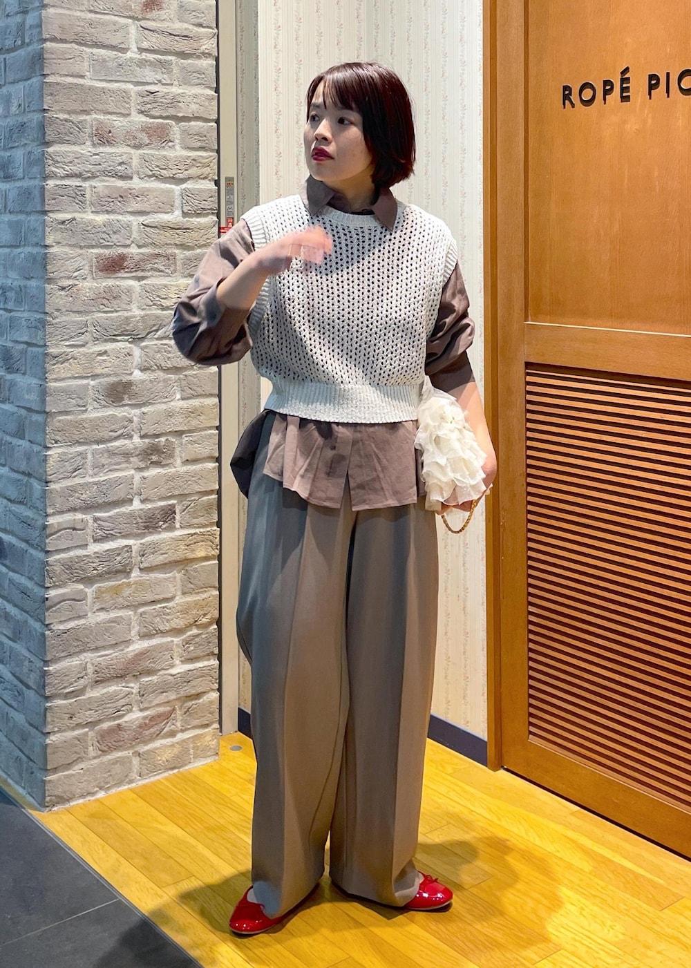 「シャツコーデ、綿ボイルシャツ、ブラウンシャツ、ニットベスト、ラメニットベスト、ワイドパンツ、フラットシューズ、フリルバッグ、チェーンショルダーバッグ、きれいめカジュアル、きれいめカジュアルコーデ、休日コーデ、休日スタイル、春コーデ、お出かけコーデ」｜「ROPE' PICNICの透かし編みラメニットベスト（ベスト、ホワイト系）」を使った、Yuriさん（レディース・159cm）の冬コーディネートの5枚目の写真