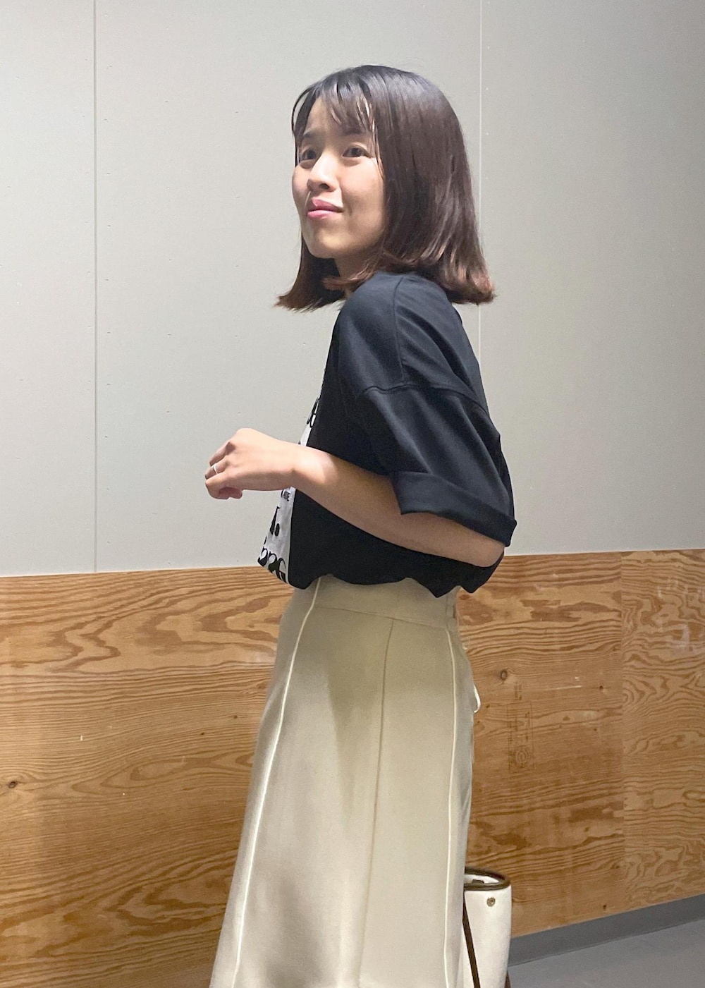 「Tシャツ、ロゴ、半袖、クルーネック、グラフィック、英字、ロング、フレア、フレアスカート、フラット、ローヒール、ペタンコ、夏コーデ、初秋コーデ、デートコーデ」｜「ROPE' PICNICのキャンバスコンビミドルトート＆ショルダーバッグ（トートバッグ、ホワイト系）」を使った、Yuriさん（レディース・159cm）の夏コーディネートの6枚目の写真
