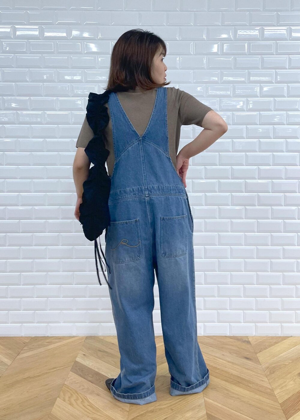 「デニムコーデ、ラメニット、07WPreorder_pickup、プルオーバー、ニット、半袖、クルーネック、デニム、ライトブルー、サロペット、オーバーオール、パンプス、フラット、夏コーデ、初秋コーデ」｜「ROPE' PICNICのスパークナイロンハーフスリーブニットプルオーバー（ニット/セーター、その他）」を使った、Yuriさん（レディース・159cm）の夏コーディネートの3枚目の写真
