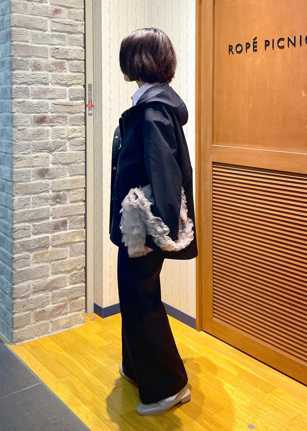 「2BUY10%OFF対象商品、初春コーデ、春コーデ、お仕事コーデ、お出かけコーデ、女子会コーデ、大人カジュアル、レイヤード、パンツスタイル、体型カバー、カジュアルコーデ、きれいめコーデ、ベーシック、ROPÉ PICNIC、ナチュラル」｜「ROPE' PICNICの花粉ガード・防シワ/レギュラーシャツ（シャツ/ブラウス、ピンク系）」を使った、Yuriさん（レディース・159cm）の春コーディネートの2枚目の写真