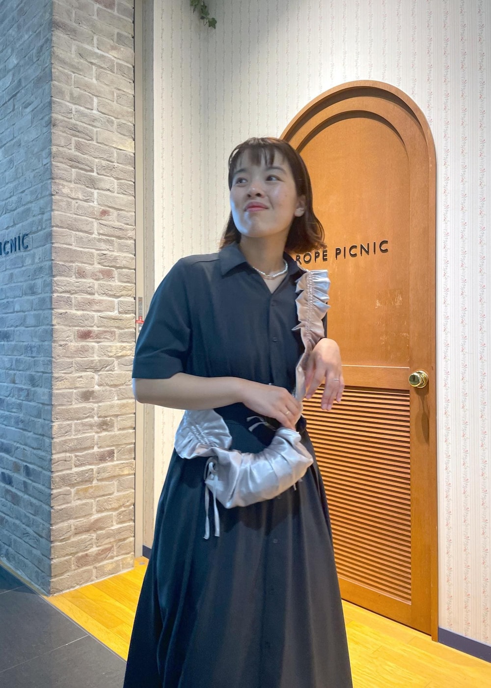 「休日スタイル、休日コーデ、デニムコーデ、カラーデニム、フレアデニム、ワンピースコーデ、夏コーデ、初秋コーデ、お出かけコーデ、旅行コーデ、推し活コーデ、大人カジュアル、レイヤード、体型カバー、カジュアルコーデ」｜「ROPE' PICNICのシャーリングフリルショルダーバッグ（ショルダーバッグ、グレー系）」を使った、Yuriさん（レディース・159cm）の夏コーディネートの6枚目の写真