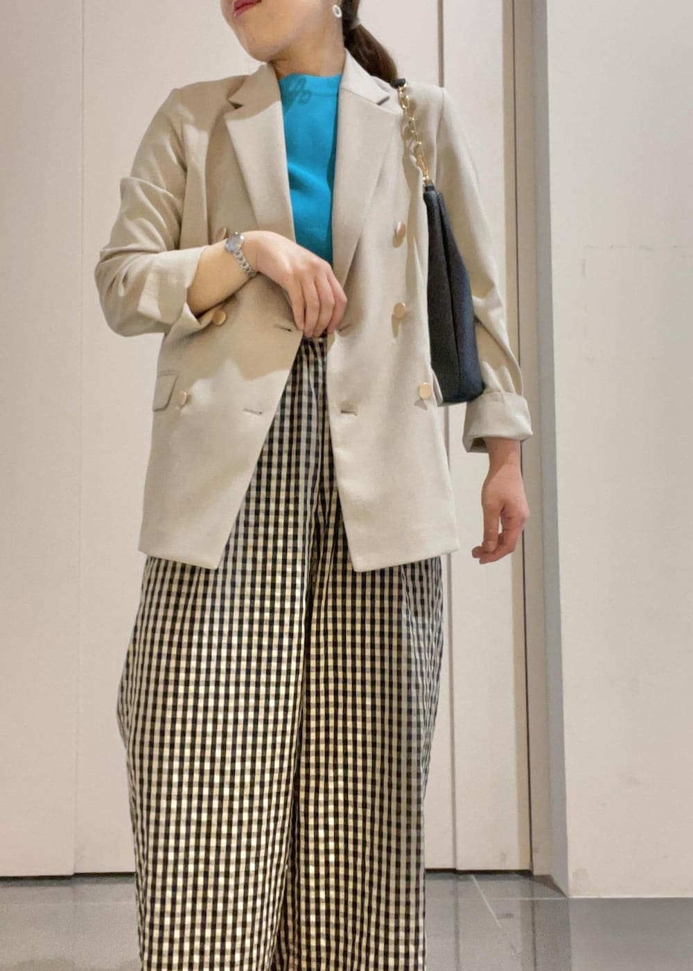 「大人カジュアル、ジャケットコーデ、リラックスカジュアル、お出掛けコーデ、お出掛け、お買い物、お買い物コーデ、カラーニット、ブルー、パンツコーデ、チェックパンツ、トラッド、トラッドスタイル、骨格ナチュラル、イエベスプリング」｜「ROPE' PICNICの2WAY/ラウンドシェイプワンショルダーチェーンバッグ（ショルダーバッグ、ブラック系）」を使った、Yuriさん（レディース・159cm）の春コーディネートの4枚目の写真