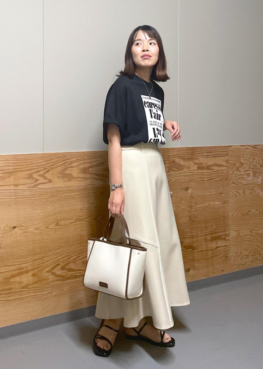 「Tシャツ、ロゴ、半袖、クルーネック、グラフィック、英字、ロング、フレア、フレアスカート、フラット、ローヒール、ペタンコ、夏コーデ、初秋コーデ、デートコーデ」｜「ROPE' PICNICのキャンバスコンビミドルトート＆ショルダーバッグ（トートバッグ、ホワイト系）」を使った、Yuriさん（レディース・159cm）の夏コーディネートの10枚目の写真