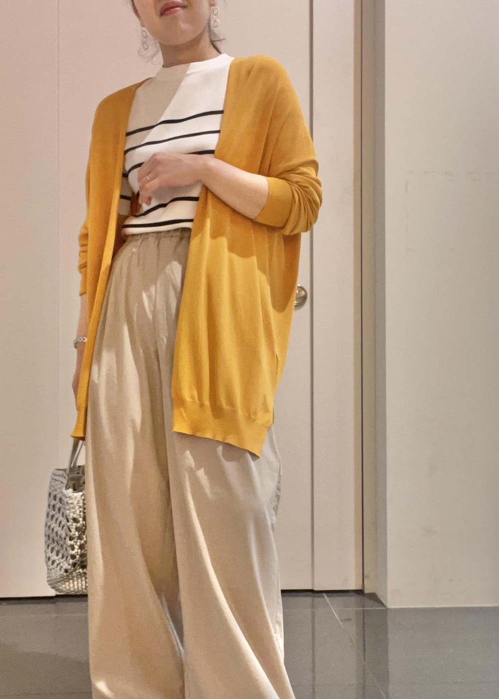 「レイヤードスタイル、シンプルコーデ、休日スタイル、夏コーデ、お出掛け、お出掛けコーデ、お買い物、お買い物コーデ、BBQ、BBQコーデ、カーディガン、オレンジ、スニーカー、ニューバランス、new balance」｜「ROPE' PICNICの【WEB限定カラー:クリーム】Beauty knit/ハーフスリーブニットプルオーバー（ニット/セーター、ホワイト系）」を使った、Yuriさん（レディース・159cm）の春コーディネートの4枚目の写真