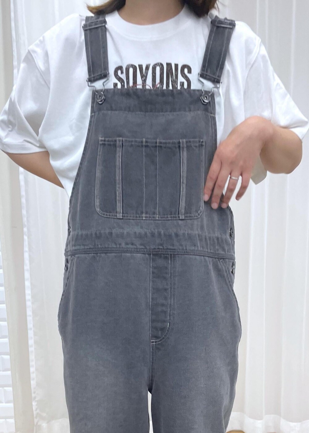 「デニムコーデ、休日コーデ、休日スタイル、Tシャツ、ロゴ、半袖、プリント、デニム、オールインワン、ロールアップ、サロペット、オーバーオール、夏コーデ、初秋コーデ、お出かけコーデ」｜「ROPE' PICNICのフリンジファーフラットサンダル（サンダル、ブラック系）」を使った、Yuriさん（レディース・159cm）の夏コーディネートの7枚目の写真