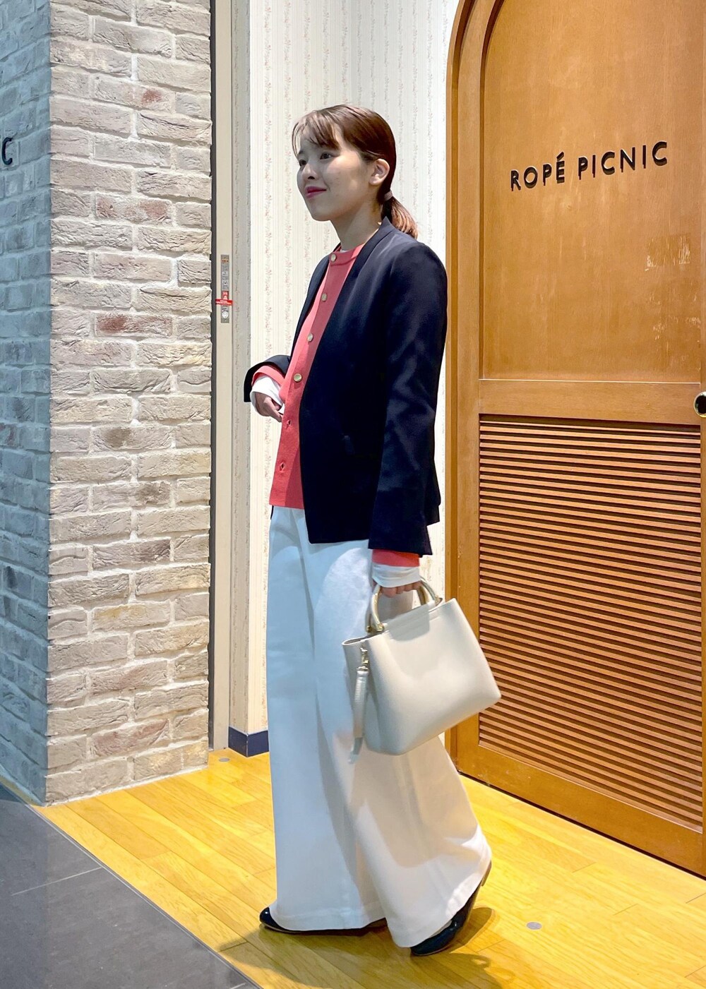 「きれいめカジュアル、大人カジュアル、通勤、通勤コーデ、お出かけ、お出かけコーデ、春コーデ、24ssデニム、ジャケットスタイル、ノーカラージャケット、ノーカラー、カラーニット、カーディガン、春カラー、シアーカットソー」｜「ROPE' PICNICの【一部店舗限定34-42サイズ】360°ウルトラストレッチ/ノーラペルジャケット（テーラードジャケット、ブルー系）」を使った、Yuriさん（レディース・159cm）の冬コーディネートの2枚目の写真