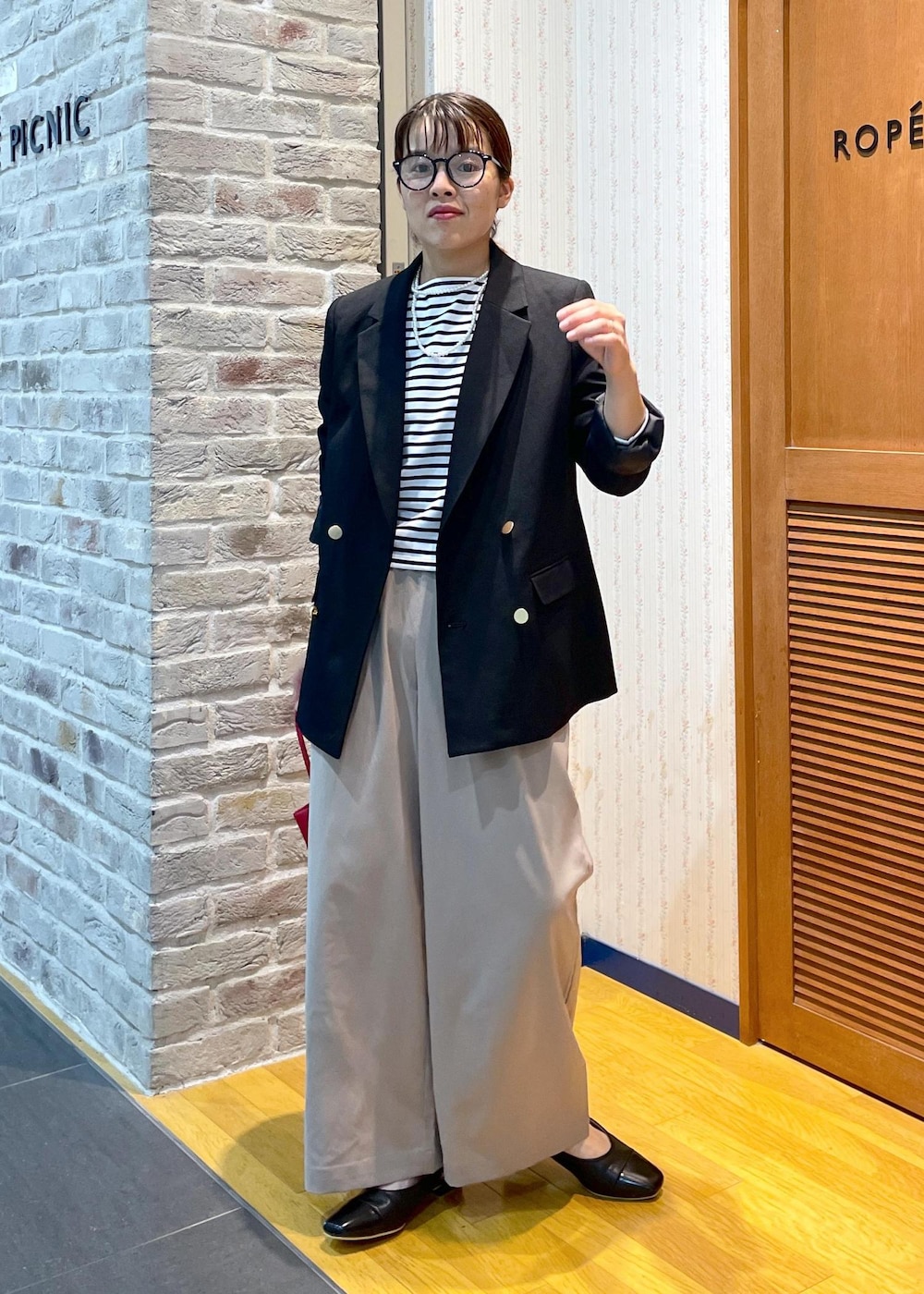 「ジャケットコーデ、ボーダートップス、ワイドパンツ、イージーパンツ、ミュール、ハンドバッグ、洗えるバッグ、カラーバッグ、カットソー、ボーダー、初秋コーデ、秋コーデ、お仕事コーデ、お出かけコーデ、女子会コーデ」|「ROPE' PICNICの細ボーダー天竺トップス/リンクコーデ(Tシャツ/カットソー、ホワイト系)」を使った、Yuriさん(レディース・159cm)の秋コーディネートの9枚目の写真