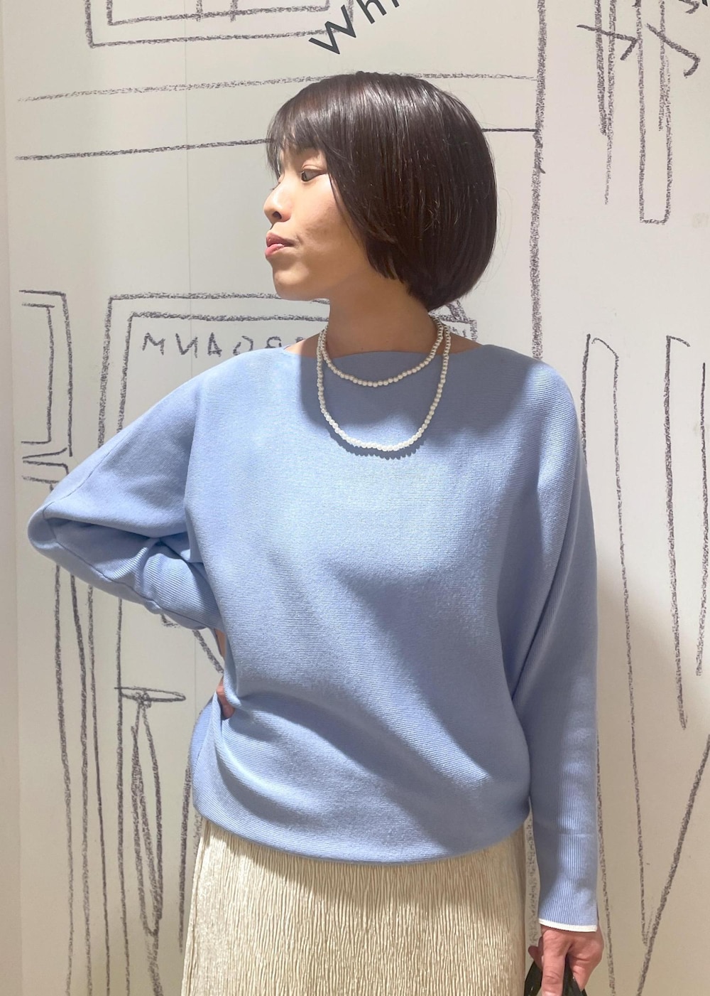 「ニットコーデ、春カラーニット、ドルマンニット、ブルーニット、ベロアスカート、アイラインスカート、ロングスカート、ミュール、グリッターミュール、グリッターカラー、ハンドバッグ、パールネックレス、きれいめカジュアル、きれいめカジュアルコーデ、春コーデ」｜「ROPE' PICNICのグリッター&グロススムースミュール（パンプス、シルバー系）」を使った、Yuriさん（レディース・159cm）の冬コーディネートの5枚目の写真