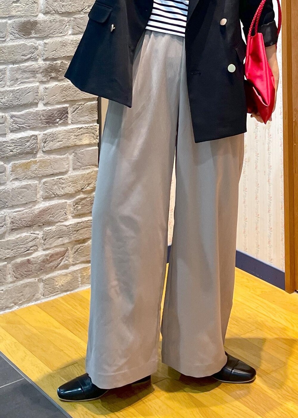 「ジャケットコーデ、ボーダートップス、ワイドパンツ、イージーパンツ、ミュール、ハンドバッグ、洗えるバッグ、カラーバッグ、カットソー、ボーダー、初秋コーデ、秋コーデ、お仕事コーデ、お出かけコーデ、女子会コーデ」|「ROPE' PICNICの細ボーダー天竺トップス/リンクコーデ(Tシャツ/カットソー、ホワイト系)」を使った、Yuriさん(レディース・159cm)の秋コーディネートの8枚目の写真