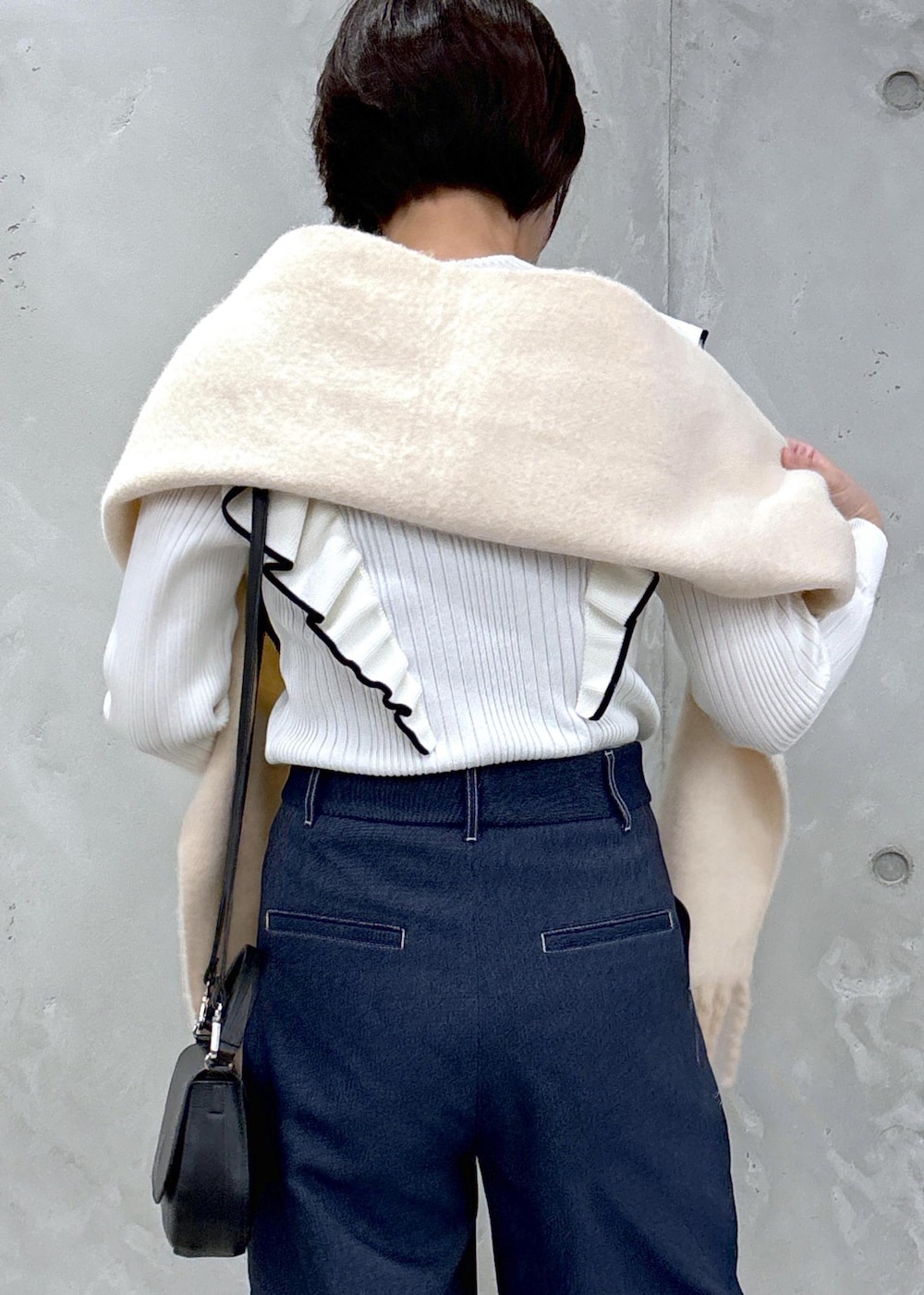 「ニットコーデ、フリルニット、ベイカーパンツ、コクーンパンツ、バブーシュ、ミニバッグ、ショルダーバッグ、マフラー、マフラーコーデ、休日スタイル、休日コーデ、秋コーデ、初冬コーデ、デートコーデ、お出かけコーデ」｜「ROPE' PICNICのランダムリブフリルニット配色プルオーバー/洗濯機OK（ニット/セーター、ホワイト系）」を使った、Yuriさん（レディース・159cm）の秋コーディネートの6枚目の写真