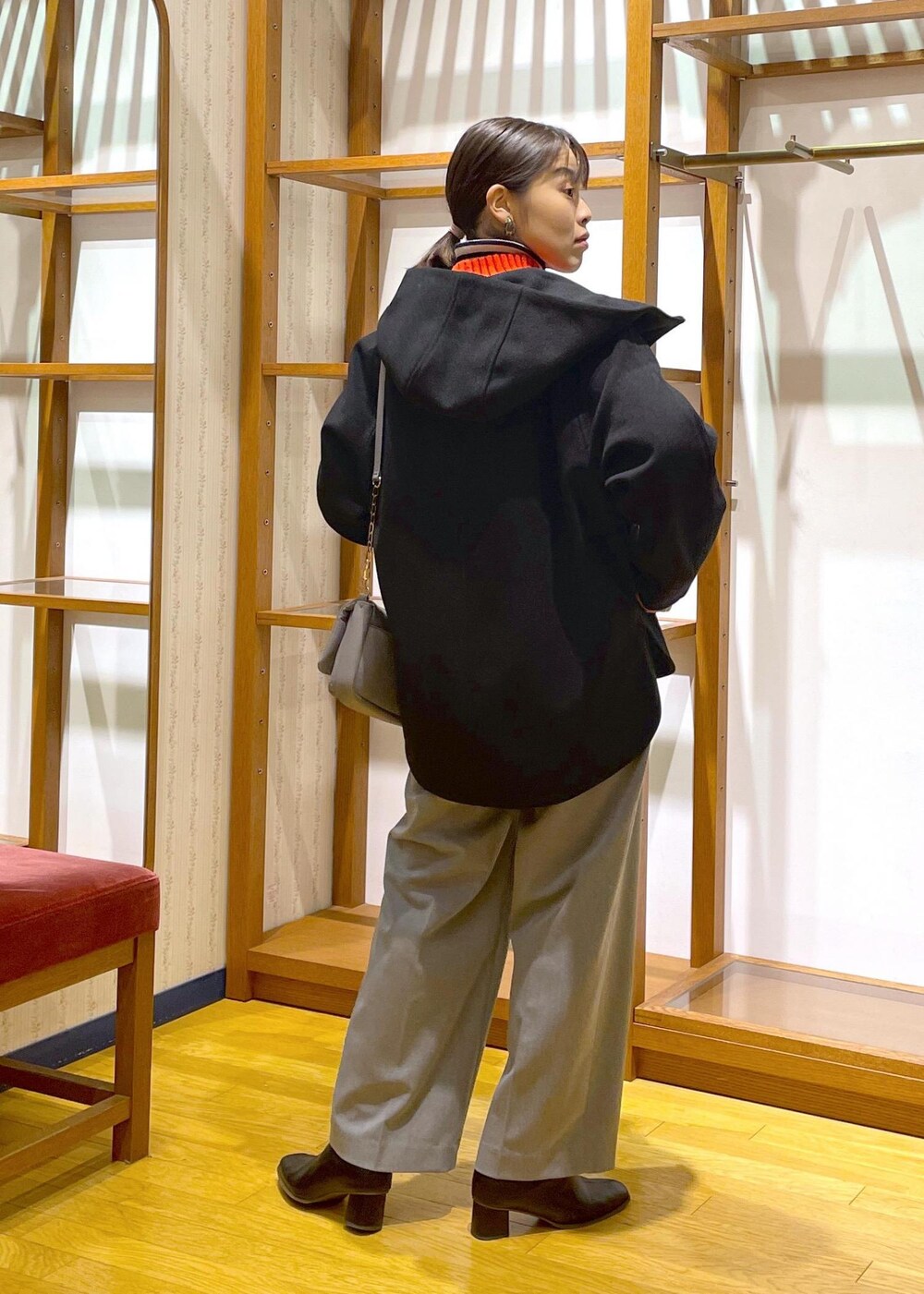 「大人カジュアル、冬コーデ、リラックスコーデ、休日スタイル、お出かけ、お出かけコーデ、帰省、帰省コーデ、旅行、ニット、ニットコーデ、カラーニット、タートルネック、ボーダー、レイヤード」|「ROPE' PICNICのパチパチしにくい・洗濯機OK/スタイルアップが叶うクロップドリブ切り替えニット(ニット/セーター、レッド系)」を使った、Yuriさん(レディース・159cm)の冬コーディネートの3枚目の写真