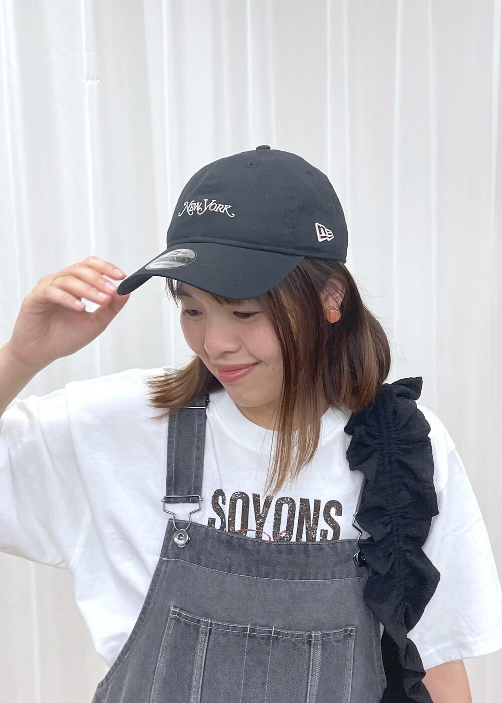 「デニムコーデ、休日コーデ、休日スタイル、Tシャツ、ロゴ、半袖、プリント、デニム、オールインワン、ロールアップ、サロペット、オーバーオール、夏コーデ、初秋コーデ、お出かけコーデ」｜「ROPE' PICNICのフリンジファーフラットサンダル（サンダル、ブラック系）」を使った、Yuriさん（レディース・159cm）の夏コーディネートの6枚目の写真