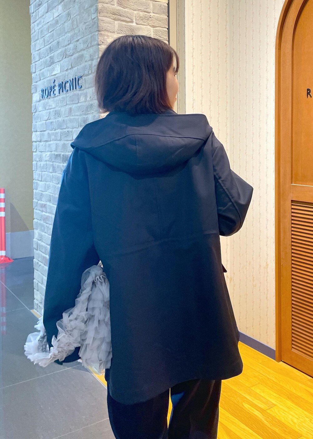 「2BUY10%OFF対象商品、初春コーデ、春コーデ、お仕事コーデ、お出かけコーデ、女子会コーデ、大人カジュアル、レイヤード、パンツスタイル、体型カバー、カジュアルコーデ、きれいめコーデ、ベーシック、ROPÉ PICNIC、ナチュラル」｜「ROPE' PICNICの花粉ガード・防シワ/レギュラーシャツ（シャツ/ブラウス、ピンク系）」を使った、Yuriさん（レディース・159cm）の春コーディネートの8枚目の写真