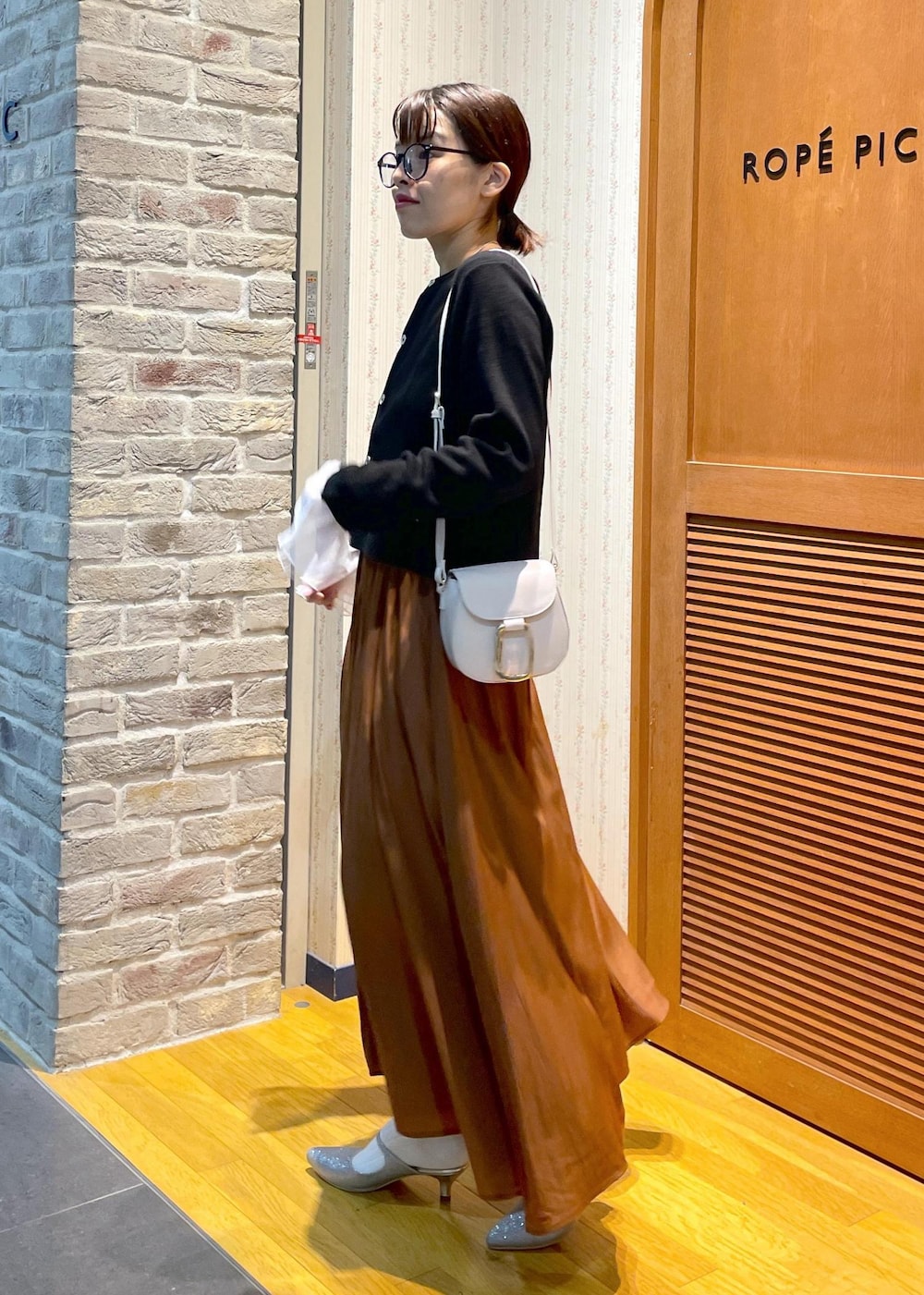 「コンパクト丈、リブニット、チュール、スカーチョ、秋カラー、秋カラーコーデ、ミュール、グリッター、ミニバッグ、休日コーデ、休日スタイル、秋コーデ、デートコーデ、お出かけコーデ、女子会コーデ」｜「ROPE' PICNICの袖ラメシアー＆袖チュールプルオーバー（ニット/セーター、グレー系）」を使った、Yuriさん（レディース・159cm）の秋コーディネートの2枚目の写真