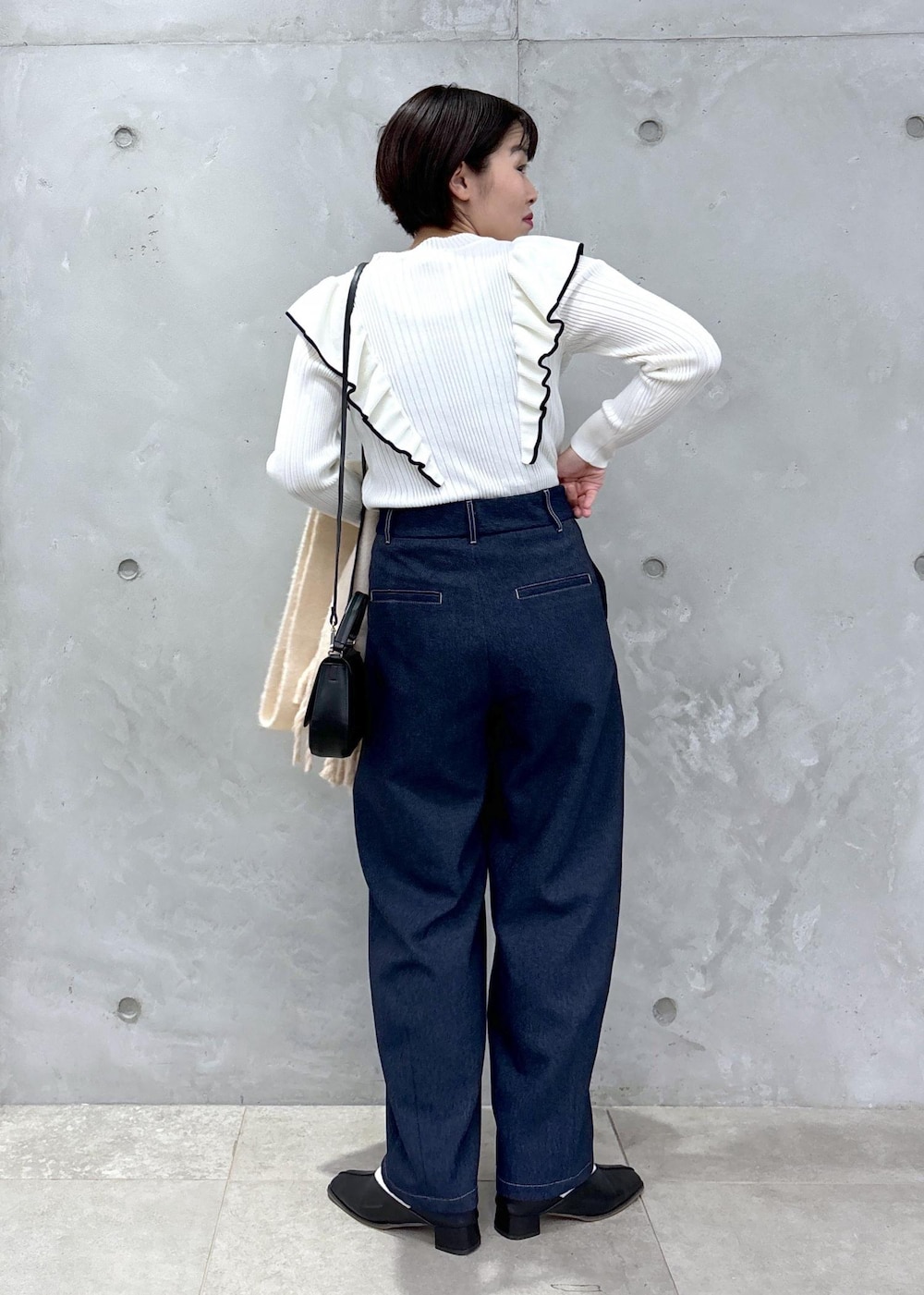 「ニットコーデ、フリルニット、ベイカーパンツ、コクーンパンツ、バブーシュ、ミニバッグ、ショルダーバッグ、マフラー、マフラーコーデ、休日スタイル、休日コーデ、秋コーデ、初冬コーデ、デートコーデ、お出かけコーデ」｜「ROPE' PICNICのランダムリブフリルニット配色プルオーバー/洗濯機OK（ニット/セーター、ホワイト系）」を使った、Yuriさん（レディース・159cm）の秋コーディネートの3枚目の写真