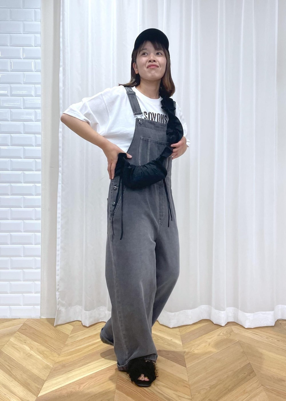 「デニムコーデ、休日コーデ、休日スタイル、Tシャツ、ロゴ、半袖、プリント、デニム、オールインワン、ロールアップ、サロペット、オーバーオール、夏コーデ、初秋コーデ、お出かけコーデ」｜「ROPE' PICNICのフリンジファーフラットサンダル（サンダル、ブラック系）」を使った、Yuriさん（レディース・159cm）の夏コーディネートの5枚目の写真