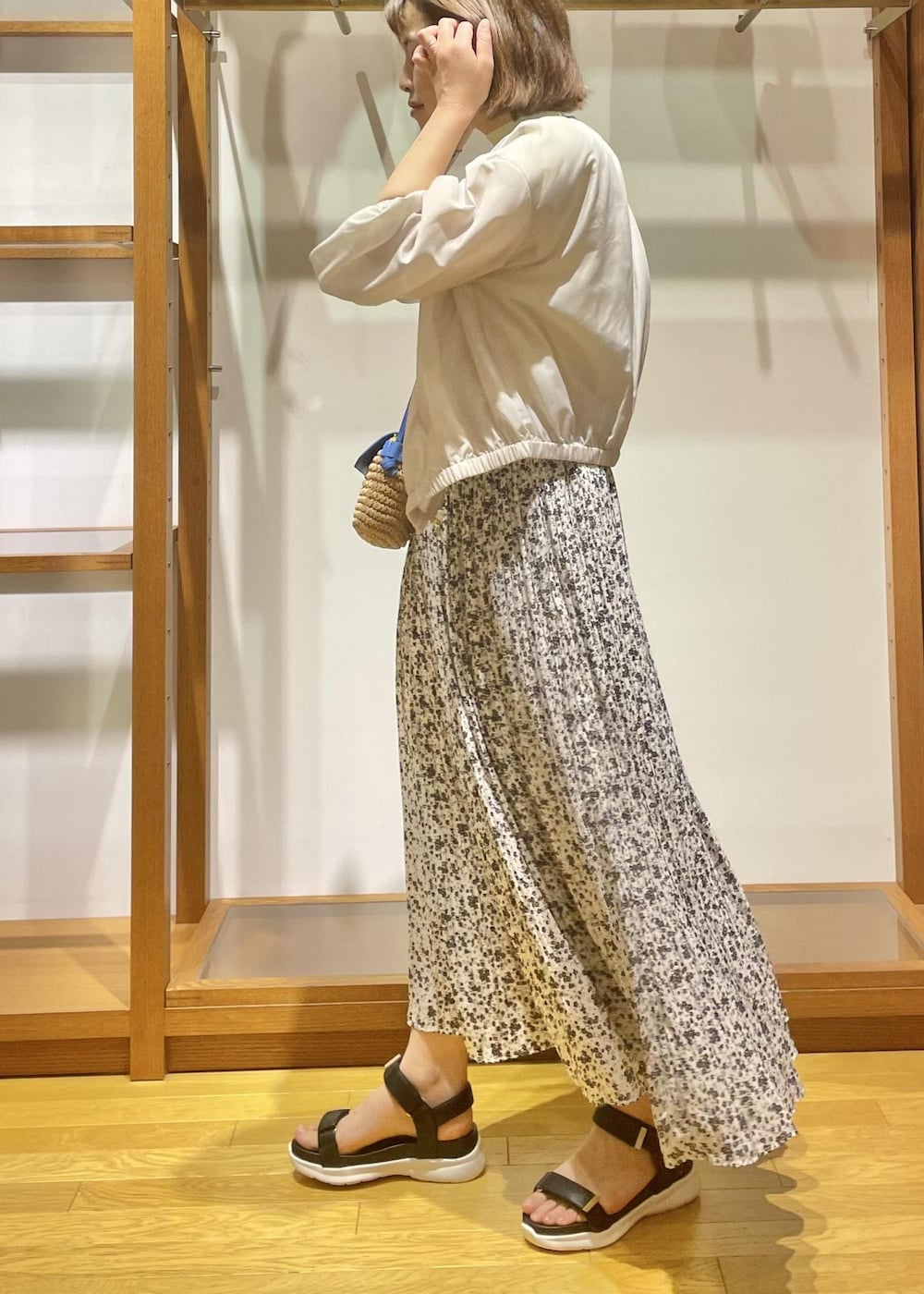 「夏コーデ、夏服コーデ、夏服、tシャツ、tシャツコーデ、カラーtシャツ、イエロー、お出かけ、旅行、旅行コーデ、お出かけコーデ、ロングスカート、小花柄、小花柄スカート、大人カジュアル」｜「ROPE' PICNICのUVケア・手洗いOK/ライトブルゾン（ブルゾン、ベージュ系）」を使った、Yuriさん（レディース・159cm）の夏コーディネートの2枚目の写真