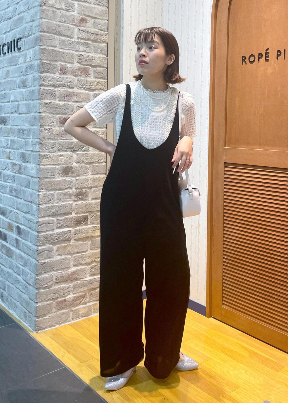 「お呼ばれコーデ、ベロアオールインワン、ベロア、レースブラウス、グリッターカラー、ミュール、ミニバッグ、パールネックレス、レース、オールインワン、夏コーデ、初秋コーデ、デートコーデ、お出かけコーデ、女子会コーデ」｜「ROPE' PICNICのショート丈レースブラウス（シャツ/ブラウス、ホワイト系）」を使った、Yuriさん（レディース・159cm）の夏コーディネートの10枚目の写真