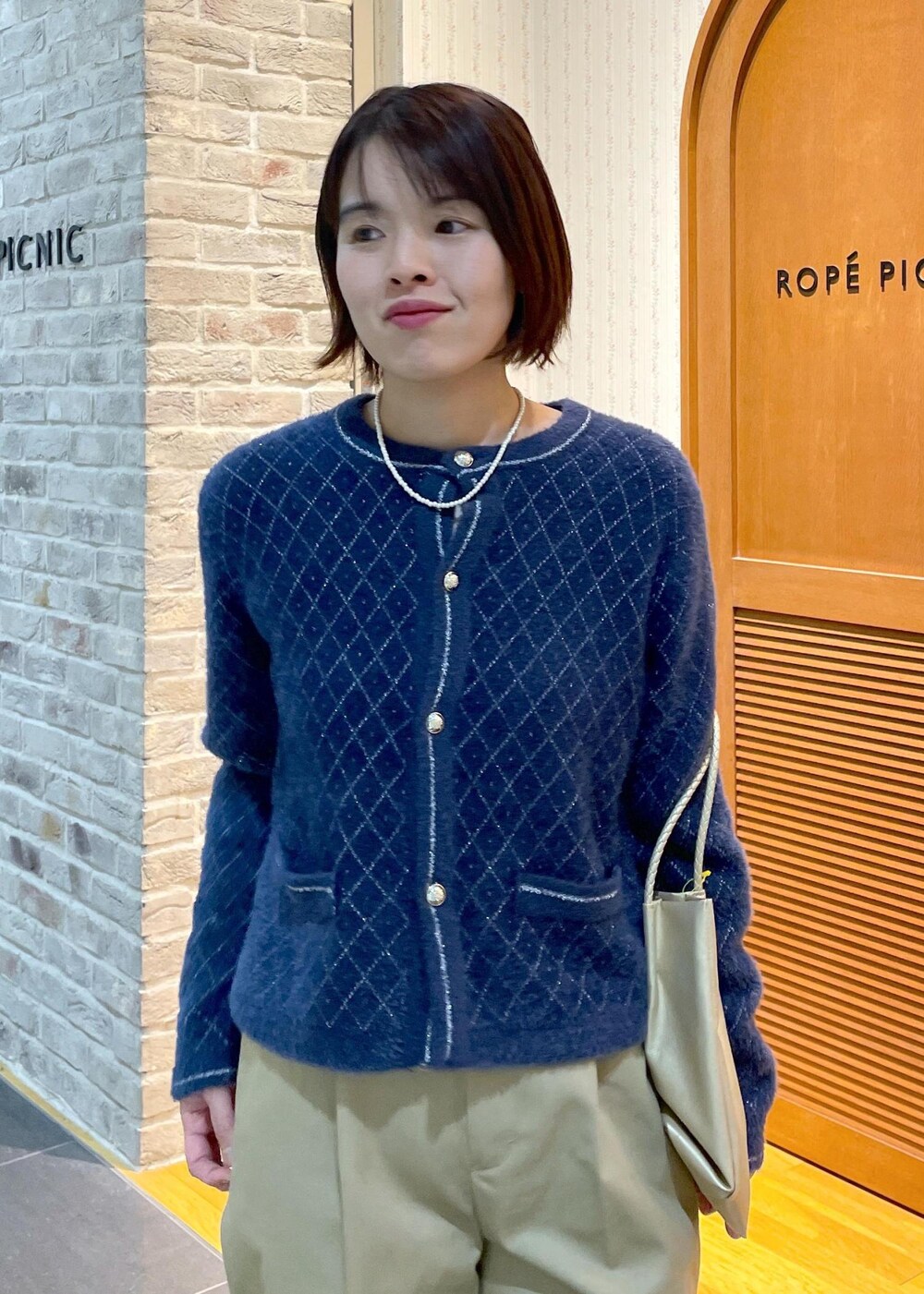 「カーディガンコーデ、フェザーカーディガン、フェザーニットカーディガン、フェザーニット、ラメフェザー、ラメフェザーニット、チノパンコーデ、ハンドバッグ、メタリックバッグ、フラットシューズ、ミュール、休日コーデ、休日スタイル、きれいめカジュアル、きれいめカジュアルコーデ」｜「ROPE' PICNICの金ボタンフェザーラメニットカーディガン（カーディガン/ボレロ、ブルー系）」を使った、Yuriさん（レディース・159cm）の冬コーディネートの6枚目の写真
