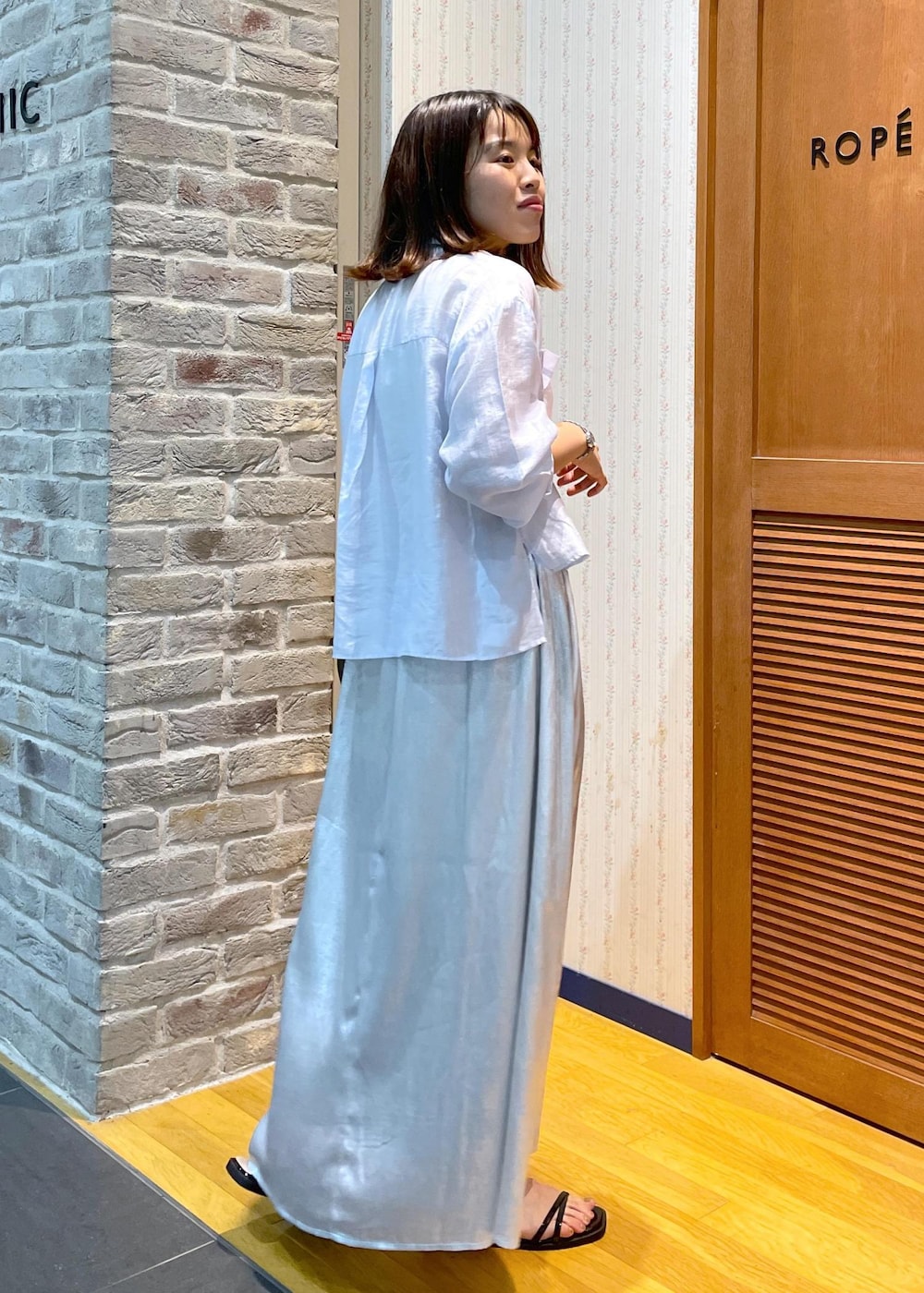 「ブルー、ロング、ライトブルー、フレアスカート、ウエストゴム、ストラップ、ストラップサンダル、フラット、夏コーデ、デートコーデ、お出かけコーデ、旅行コーデ、女子会コーデ、雨の日コーデ、大人カジュアル」|「ROPE' PICNICのスキニーストラップフラットサンダル(サンダル、ブラック系)」を使った、Yuriさん(レディース・159cm)の夏コーディネートの4枚目の写真