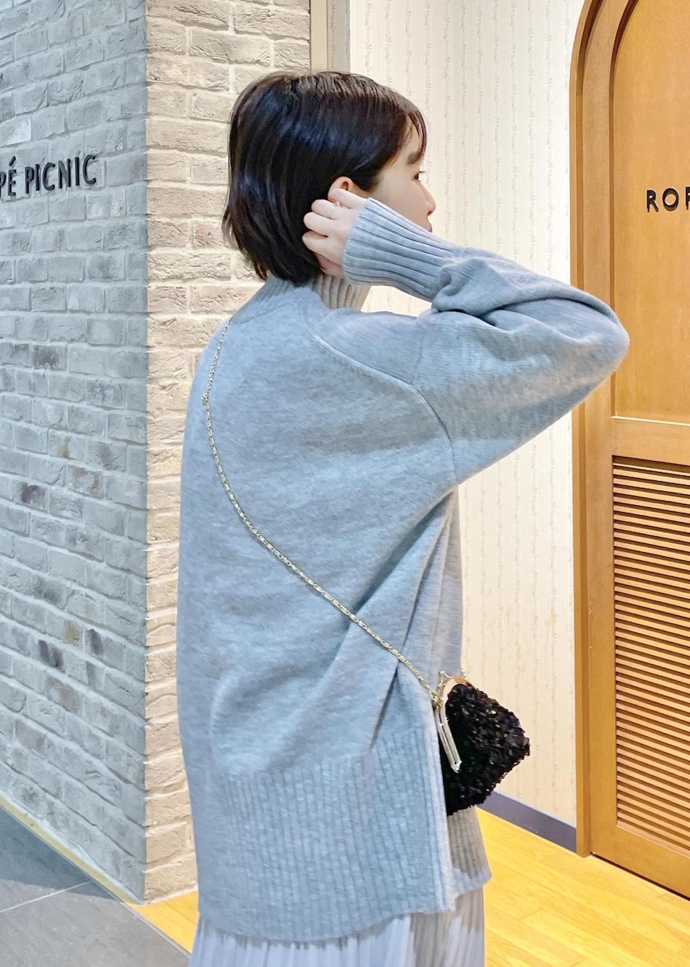 「ニットコーデ、ハイネックニット、オーバーサイズニット、グレーニット、グレーニットコーデ、ロングスカート、プリーツスカート、着丈が選べるスカート、ミニバッグ、スパンコールバッグ、スパンコール、チェーンショルダー、ロングブーツ、きれいめカジュアル、きれいめカジュアルコーデ」｜「ROPE' PICNICのセンターラインミドル丈ハイネックニットプルオーバー/帯電防止・洗濯機OK・リンクコーデ（ニット/セーター、グレー系）」を使った、Yuriさん（レディース・159cm）の冬コーディネートの9枚目の写真