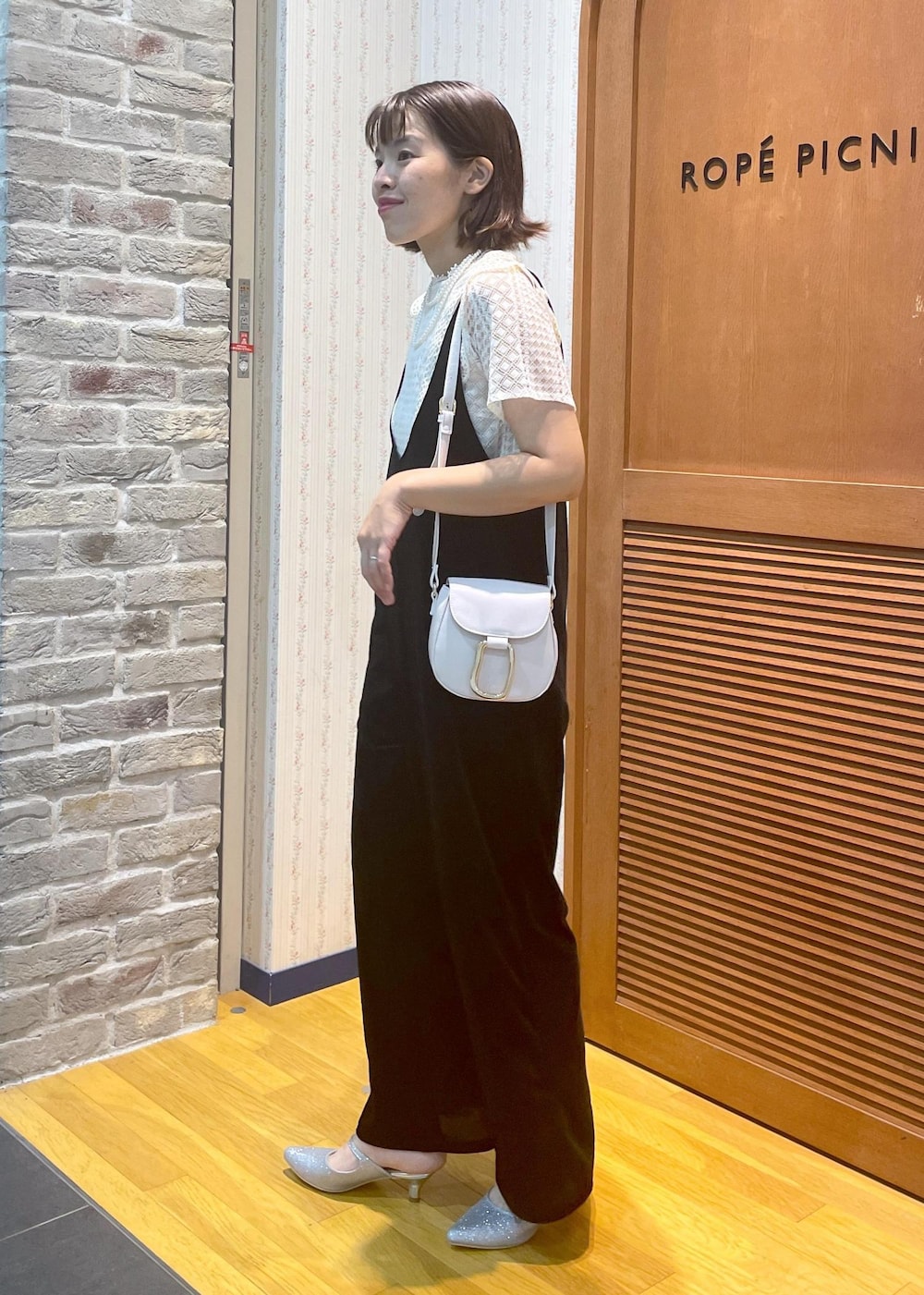 「お呼ばれコーデ、ベロアオールインワン、ベロア、レースブラウス、グリッターカラー、ミュール、ミニバッグ、パールネックレス、レース、オールインワン、夏コーデ、初秋コーデ、デートコーデ、お出かけコーデ、女子会コーデ」｜「ROPE' PICNICのショート丈レースブラウス（シャツ/ブラウス、ホワイト系）」を使った、Yuriさん（レディース・159cm）の夏コーディネートの2枚目の写真