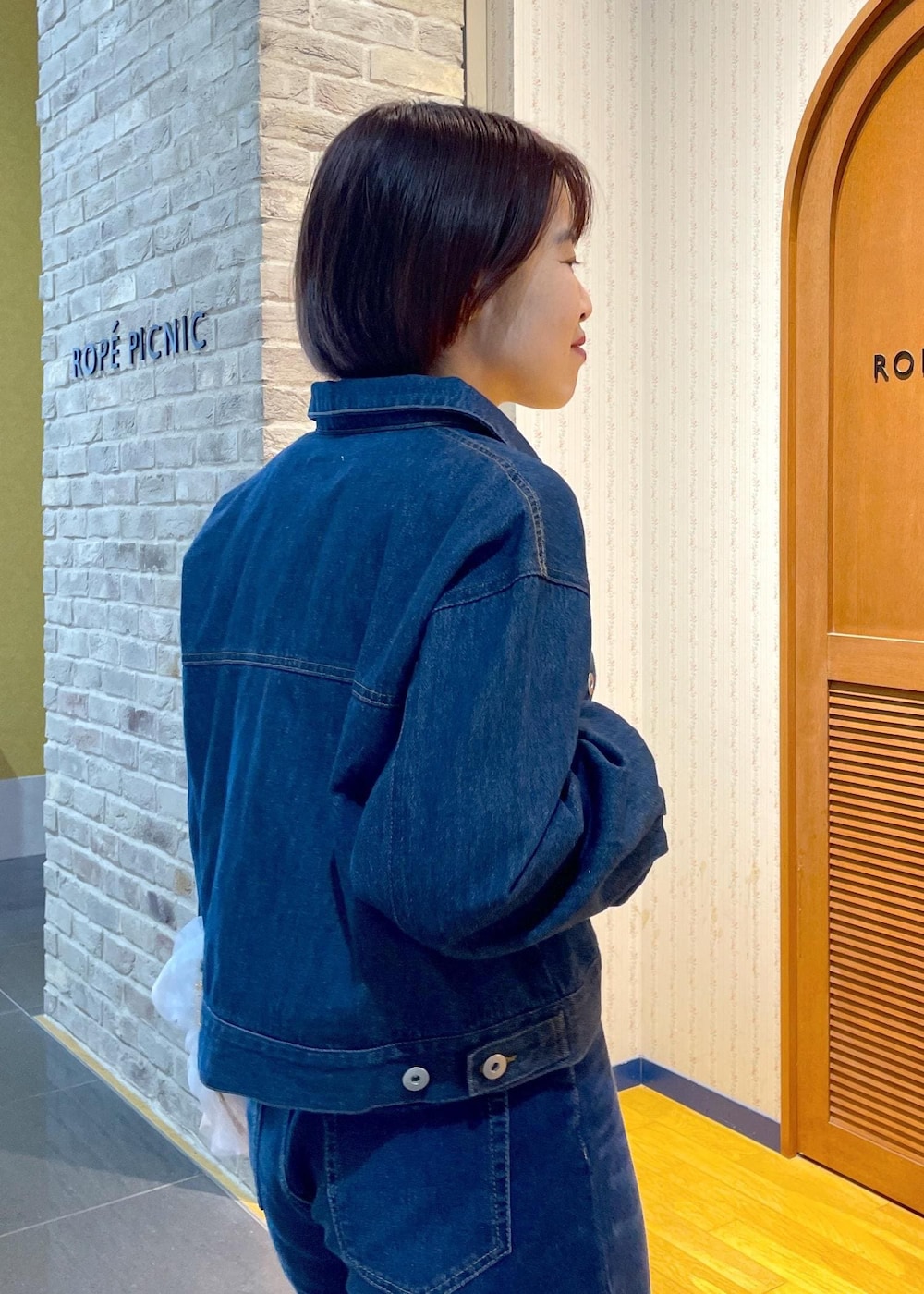 「デニムジャケットコーデ、春アウターコーデ、春アウター、シアー、シアーカットソー、デニムコーデ、フレアデニム、フラットシューズ、フリルバッグ、チュールフリルバッグ、チェーンショルダーバッグ、休日コーデ、休日スタイル、初春コーデ、春コーデ」｜「ROPE' PICNICの新色追加/シアーカットクルーネックプルオーバー（Tシャツ/カットソー、ブルー系）」を使った、Yuriさん（レディース・159cm）の冬コーディネートの8枚目の写真