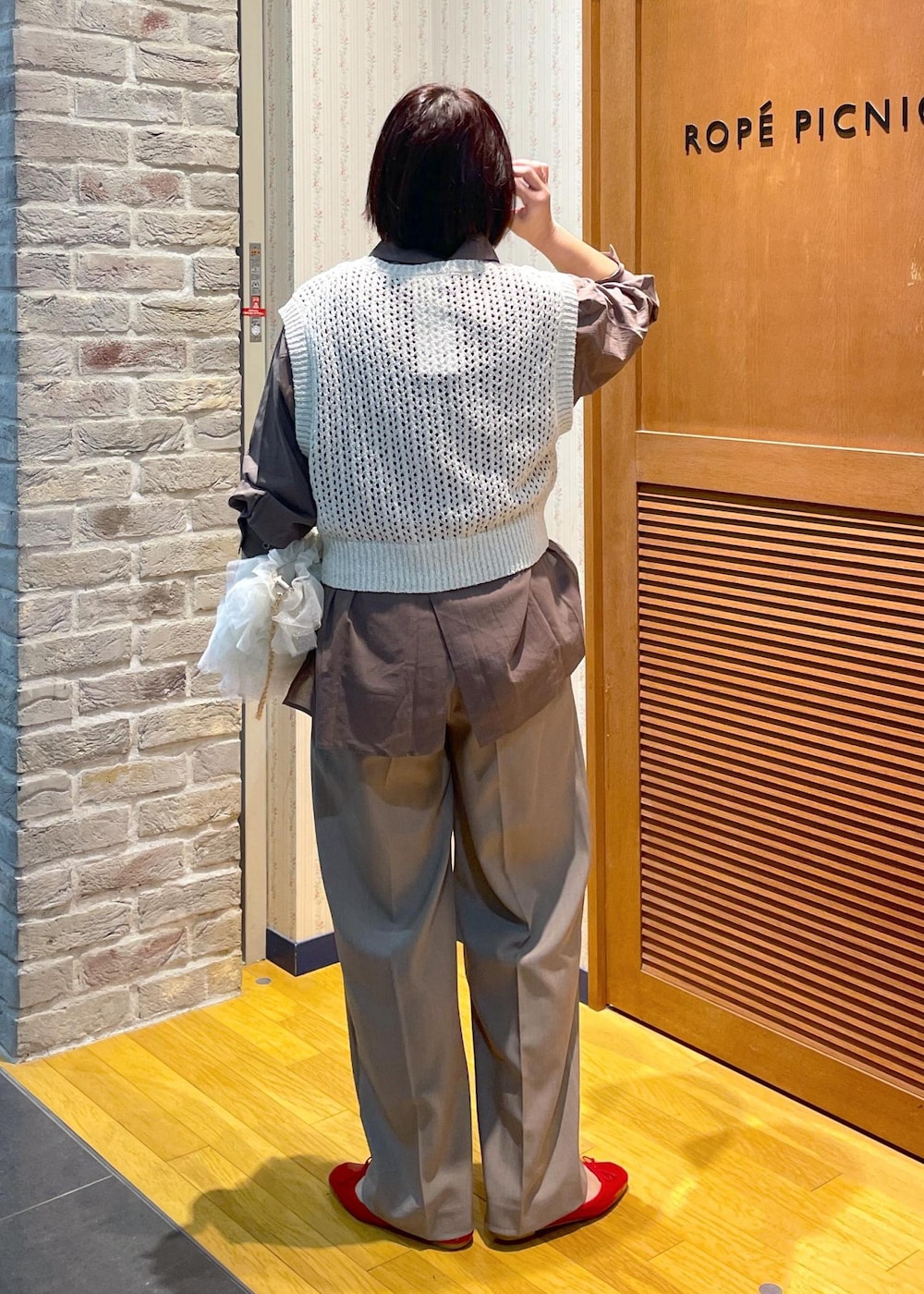 「シャツコーデ、綿ボイルシャツ、ブラウンシャツ、ニットベスト、ラメニットベスト、ワイドパンツ、フラットシューズ、フリルバッグ、チェーンショルダーバッグ、きれいめカジュアル、きれいめカジュアルコーデ、休日コーデ、休日スタイル、春コーデ、お出かけコーデ」｜「ROPE' PICNICの透かし編みラメニットベスト（ベスト、ホワイト系）」を使った、Yuriさん（レディース・159cm）の冬コーディネートの3枚目の写真