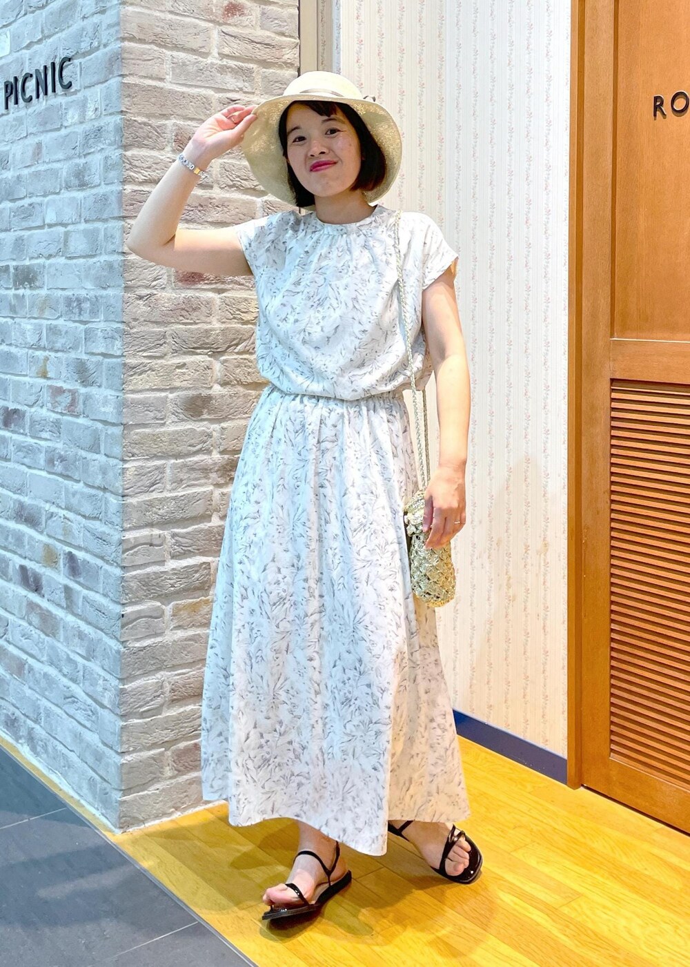 「花柄ワンピース、ワンピースコーデ、休日スタイル、休日コーデ、ホワイト、ロング、花柄、総柄、ウエストマーク、ストラップ、ストラップサンダル、フラット、夏コーデ、デートコーデ、お出かけコーデ」｜「ROPE' PICNICの細編みつば広サイドリボンハット（ハット、ベージュ系）」を使った、Yuriさん（レディース・159cm）の夏コーディネートの4枚目の写真