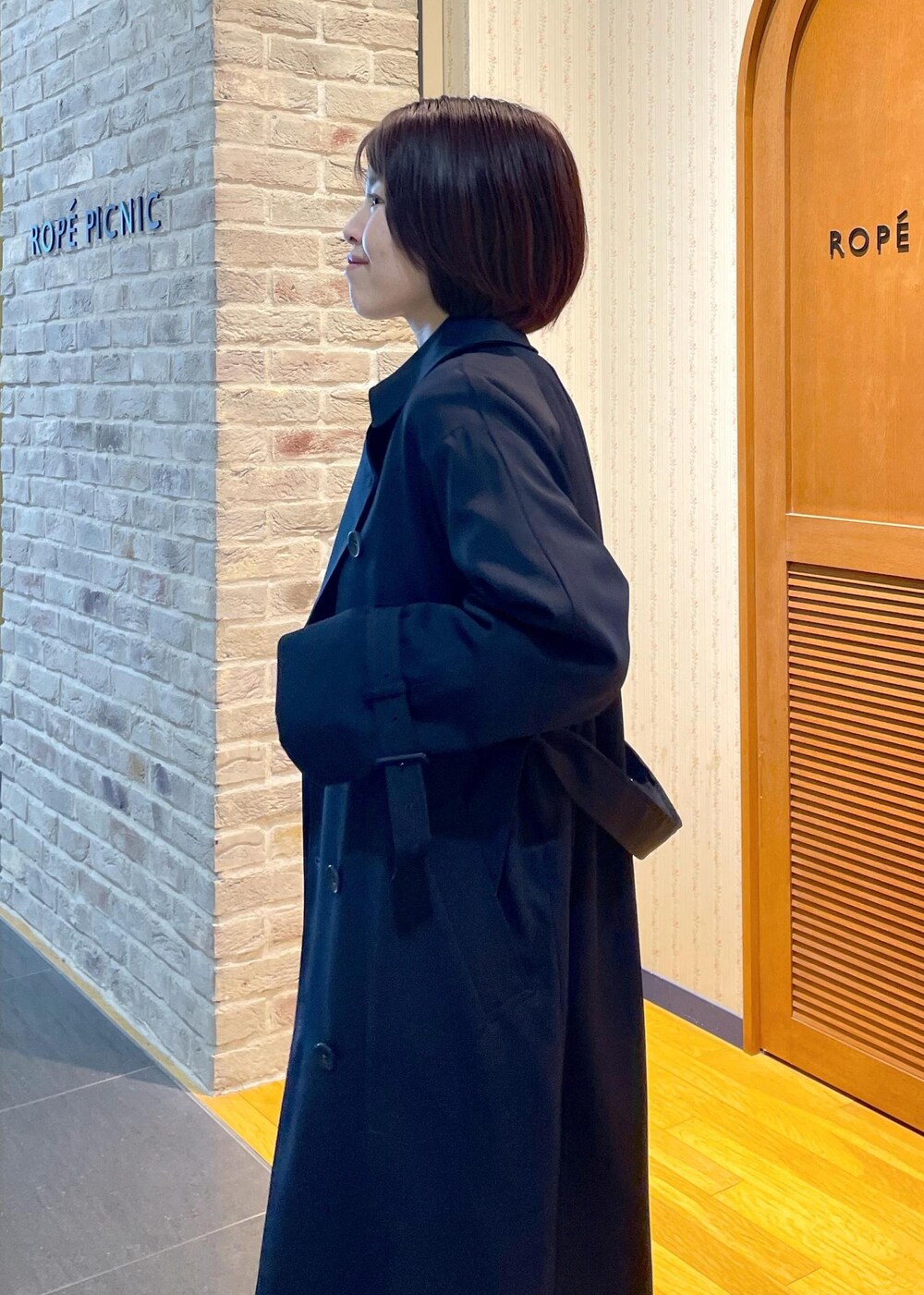 「アウターコーデ、春アウター、ロングコート、きれいめカットソー、レーススカート、アイラインスカート、ロングスカート、フラットシューズ、きれいめカジュアル、きれいめカジュアルコーデ、初春コーデ、春コーデ、お仕事コーデ、デートコーデ、お出かけコーデ」｜「ROPE' PICNICの撥水加工・花粉ガード/トレンチコート（トレンチコート、ブルー系）」を使った、Yuriさん（レディース・159cm）の冬コーディネートの7枚目の写真
