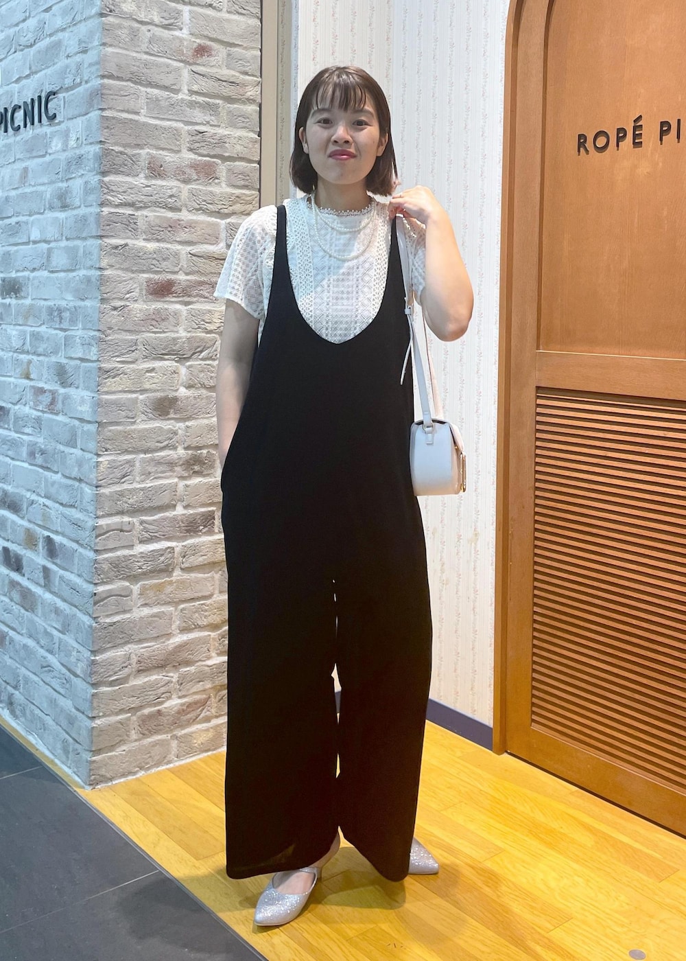 「お呼ばれコーデ、ベロアオールインワン、ベロア、レースブラウス、グリッターカラー、ミュール、ミニバッグ、パールネックレス、レース、オールインワン、夏コーデ、初秋コーデ、デートコーデ、お出かけコーデ、女子会コーデ」｜「ROPE' PICNICのショート丈レースブラウス（シャツ/ブラウス、ホワイト系）」を使った、Yuriさん（レディース・159cm）の夏コーディネートの5枚目の写真
