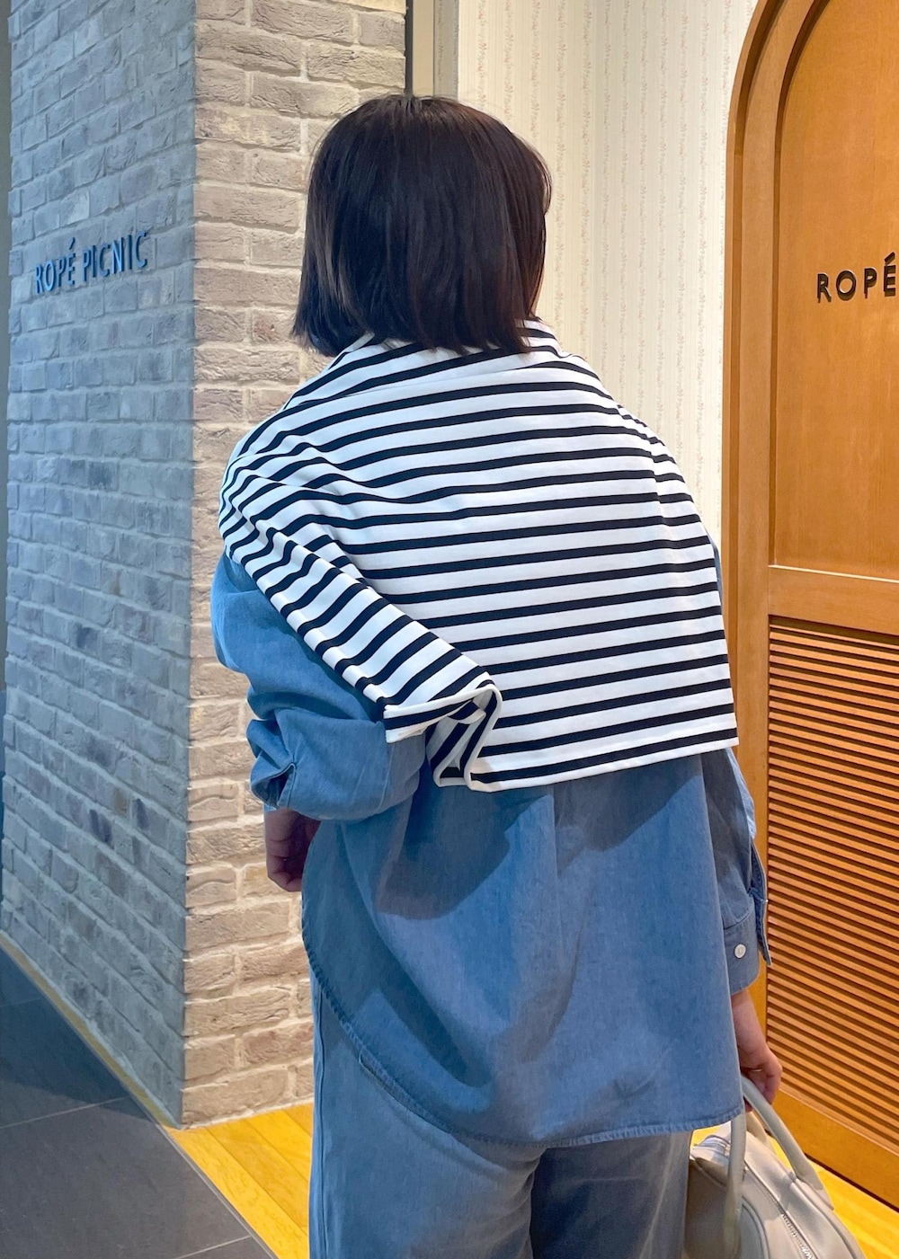 「シャツコーデ、デニムシャツコーデ、デニムシャツ、フリルカラーシャツ、フリルカラー、デニムコーデ、ワイドデニム、フラットシューズ、ハンドバッグ、パール、パールネックレス、きれいめカジュアル、きれいめカジュアルコーデ、休日コーデ、休日スタイル」｜「ROPE' PICNICの刺繍入りボーダーカットトップス（Tシャツ/カットソー、ブルー系）」を使った、Yuriさん（レディース・159cm）の冬コーディネートの8枚目の写真