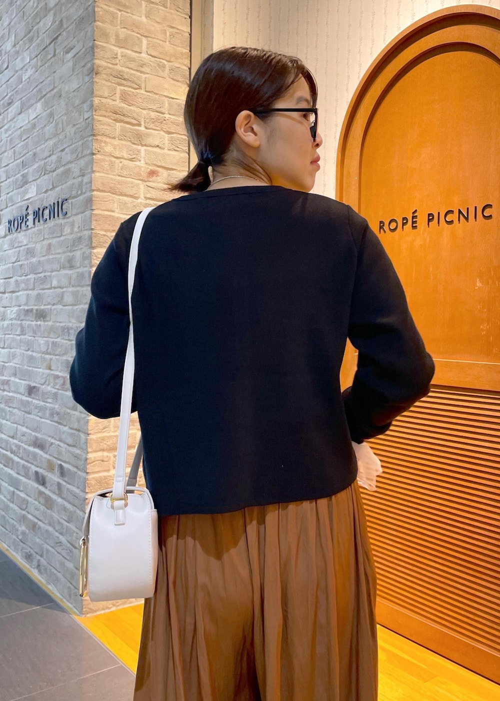 「コンパクト丈、リブニット、チュール、スカーチョ、秋カラー、秋カラーコーデ、ミュール、グリッター、ミニバッグ、休日コーデ、休日スタイル、秋コーデ、デートコーデ、お出かけコーデ、女子会コーデ」｜「ROPE' PICNICの袖ラメシアー＆袖チュールプルオーバー（ニット/セーター、グレー系）」を使った、Yuriさん（レディース・159cm）の秋コーディネートの5枚目の写真